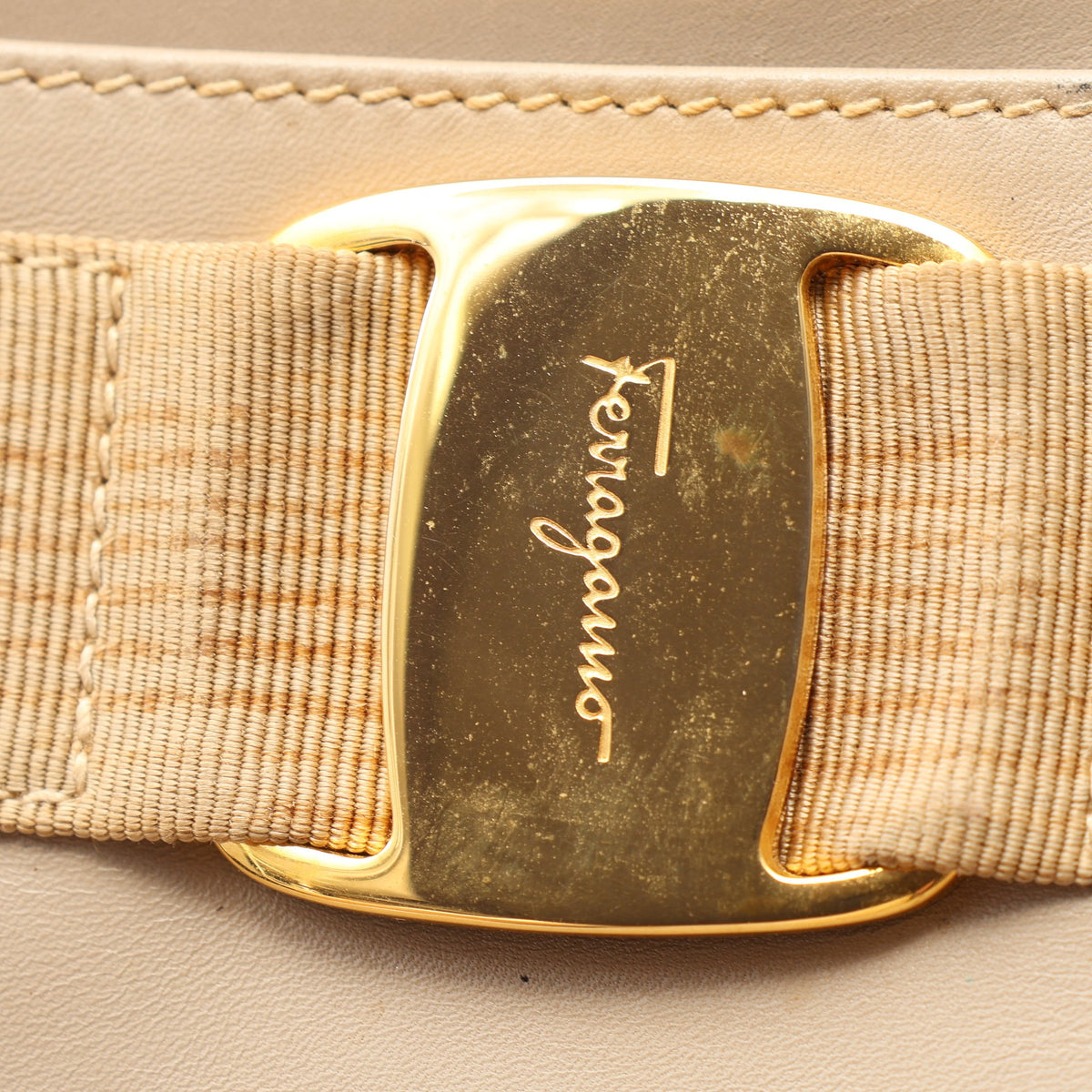 ヴァラ ショルダーバッグ レザー グレーベージュ サルヴァトーレフェラガモ バッグ Salvatore Ferragamo