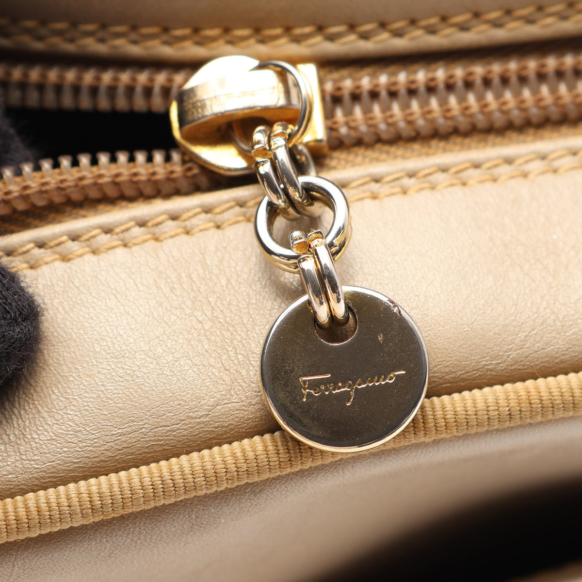 ヴァラ ショルダーバッグ レザー グレーベージュ サルヴァトーレフェラガモ バッグ Salvatore Ferragamo