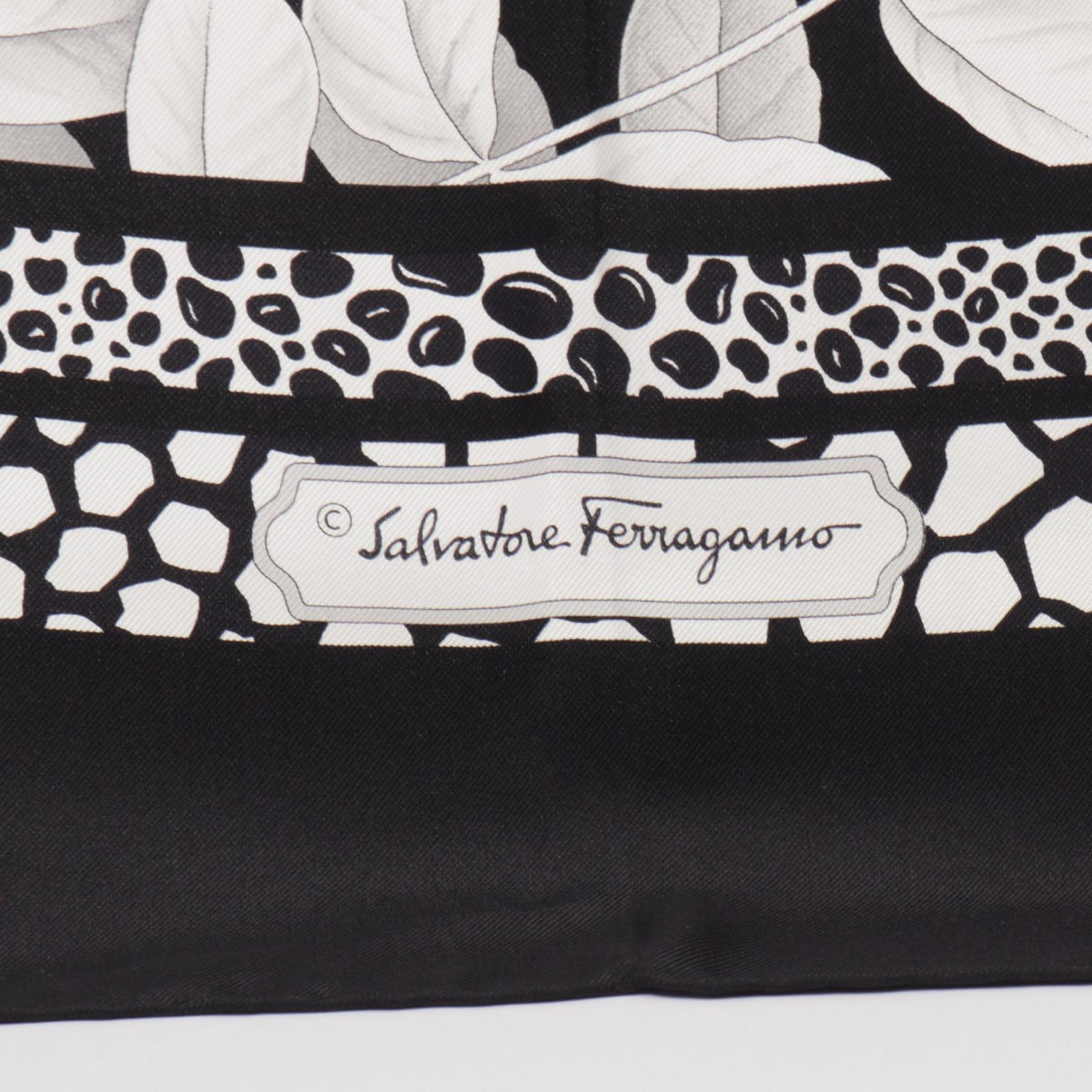 サルヴァトーレフェラガモ ボタニカル柄 スカーフ ブラック系 ホワイト系 財布・小物 SALVATORE FERRAGAMO