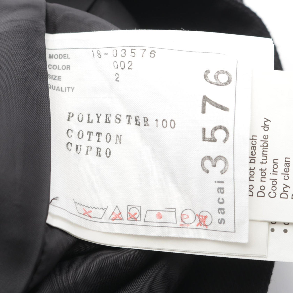 サカイ sacai × Lawrence Weiner タイポグラフィー プリント プリーツ スカート ブラック系 ホワイト系 レッド系 ボトムス SACAI