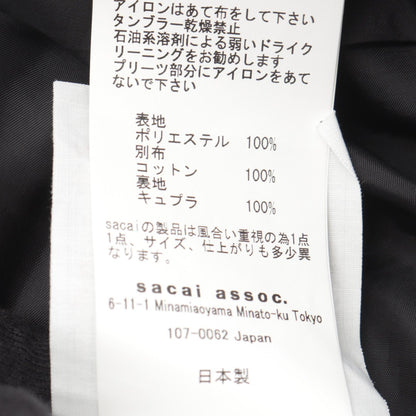 サカイ sacai × Lawrence Weiner タイポグラフィー プリント プリーツ スカート ブラック系 ホワイト系 レッド系 ボトムス SACAI