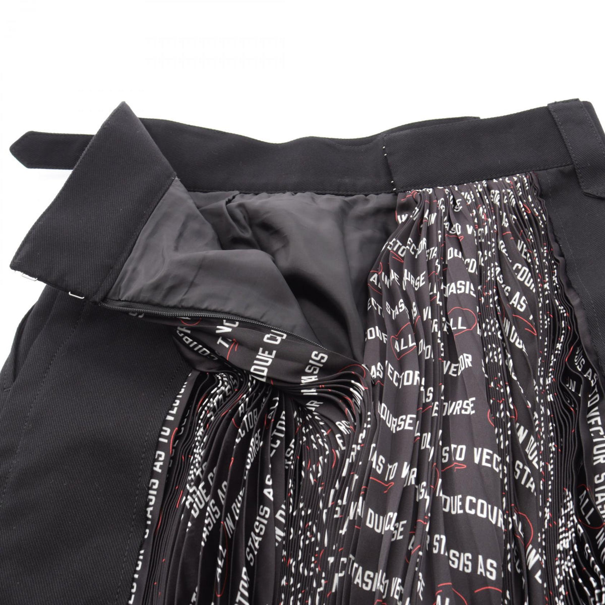 サカイ sacai × Lawrence Weiner タイポグラフィー プリント プリーツ スカート ブラック系 ホワイト系 レッド系 ボトムス SACAI