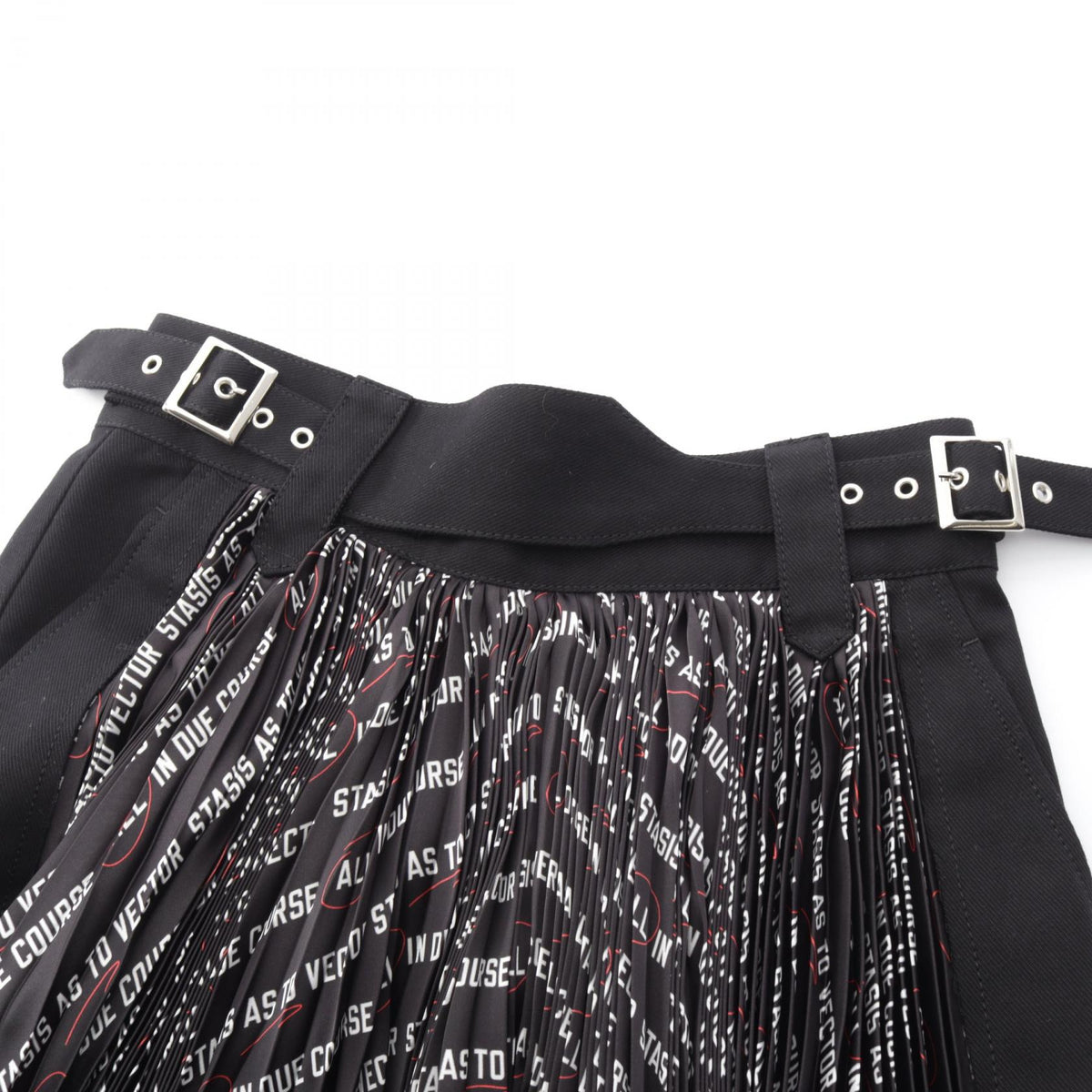 サカイ sacai × Lawrence Weiner タイポグラフィー プリント プリーツ スカート ブラック系 ホワイト系 レッド系 ボトムス SACAI