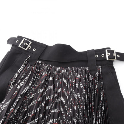 サカイ sacai × Lawrence Weiner タイポグラフィー プリント プリーツ スカート ブラック系 ホワイト系 レッド系 ボトムス SACAI