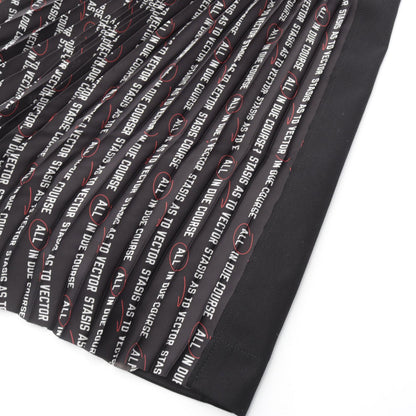 サカイ sacai × Lawrence Weiner タイポグラフィー プリント プリーツ スカート ブラック系 ホワイト系 レッド系 ボトムス SACAI