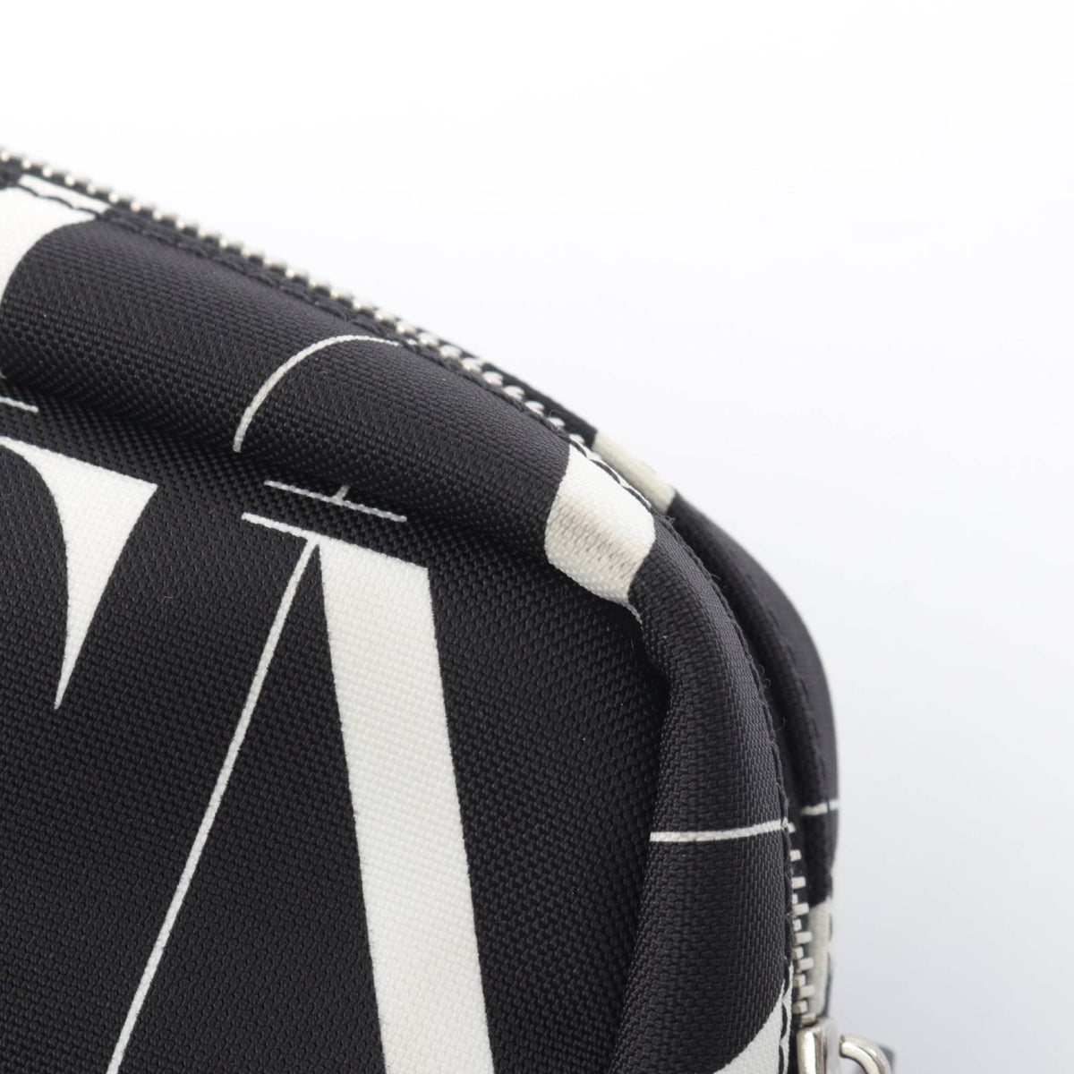 ヴァレンチノ VLTNロゴ ショルダーバッグ ブラック系 ホワイト系 バッグ VALENTINO