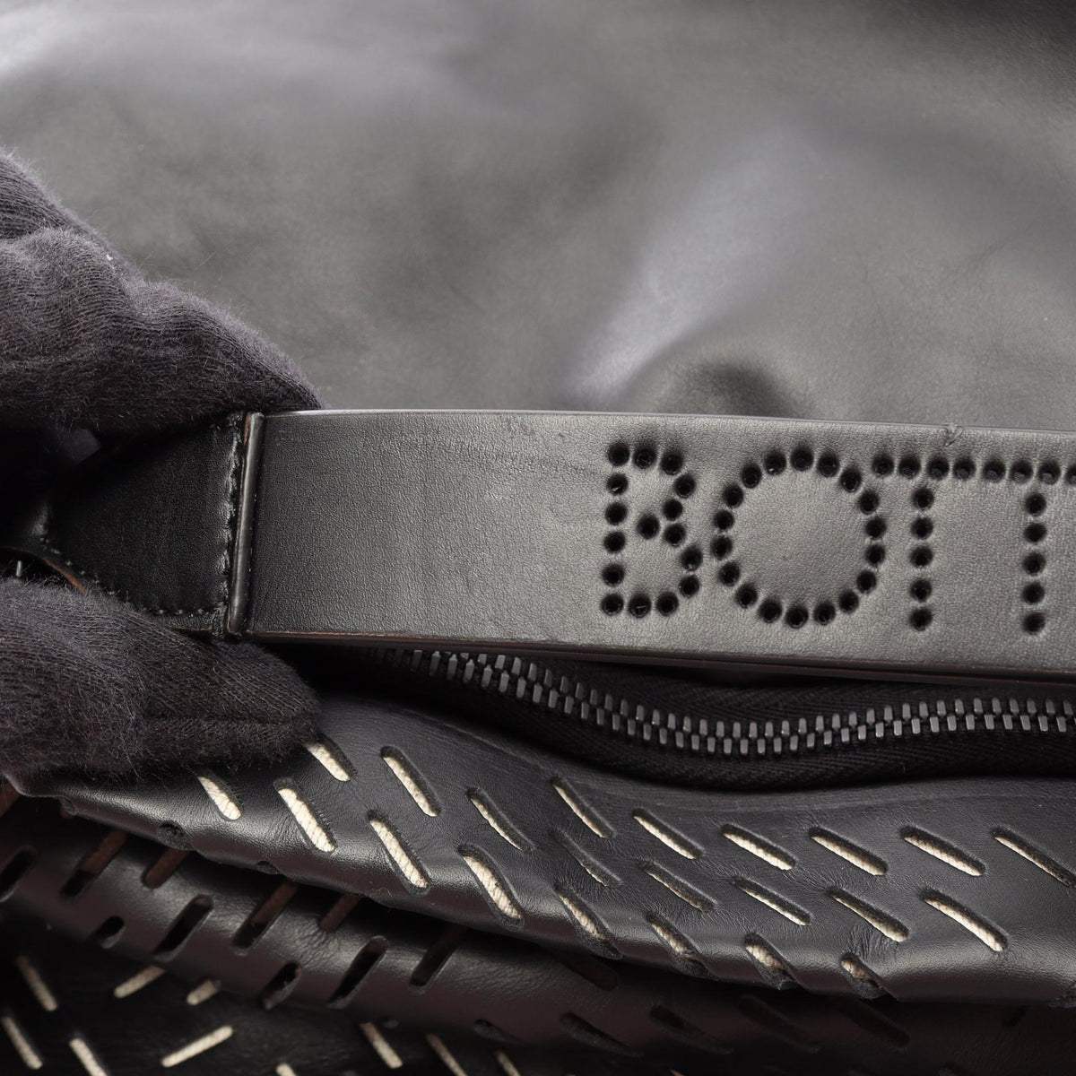 ボッテガヴェネタ PERFORATED パーフォレイテッド メッセンジャーバッグ ショルダーバッグ ブラック系 バッグ BOTTEGA VENETA