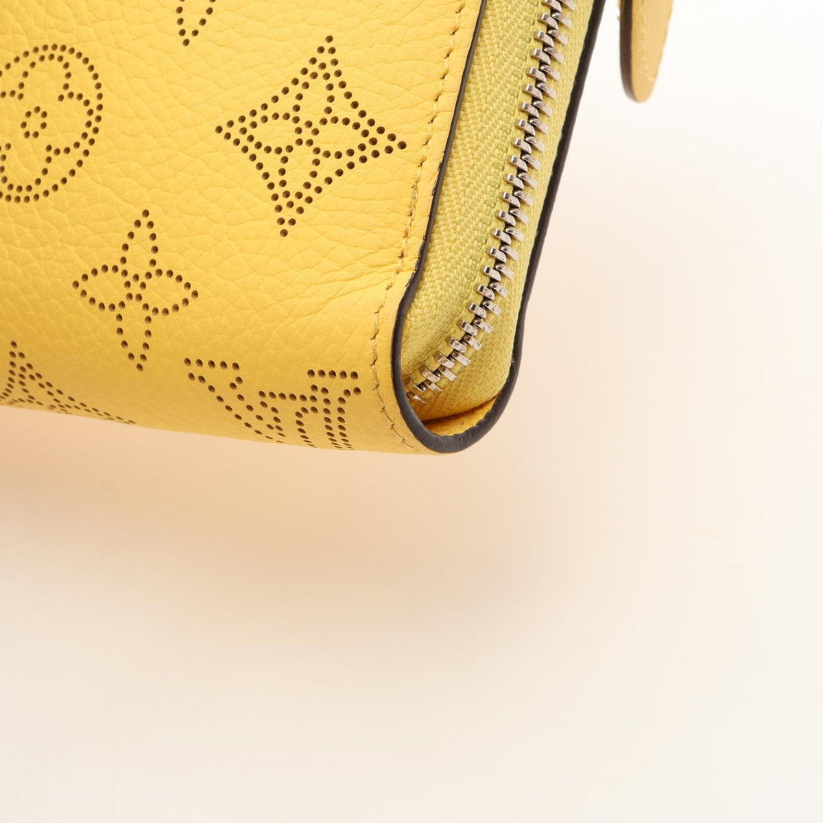 ルイ・ヴィトン ジッピー ウォレット ラウンド長財布 イエロー系 ジョーヌ 財布・小物 LOUIS VUITTON