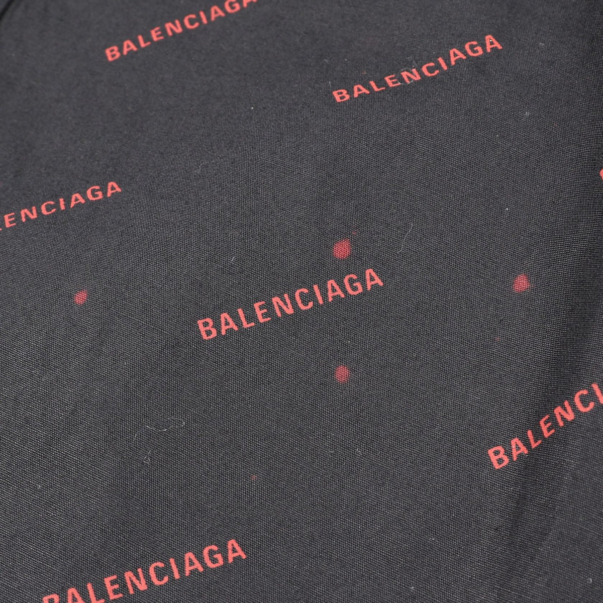 バレンシアガ ロゴ総柄 半袖 その他トップス ブラック系 レッド系 トップス BALENCIAGA