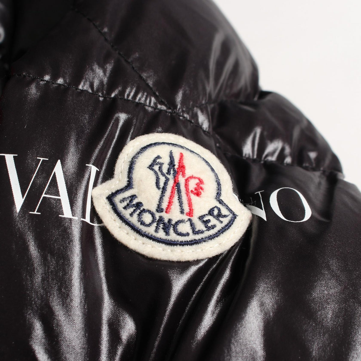 ヴァレンチノ VALENTINO × MONCLER ダウンジャケット ブラック系 レッド系 アウター VALENTINO