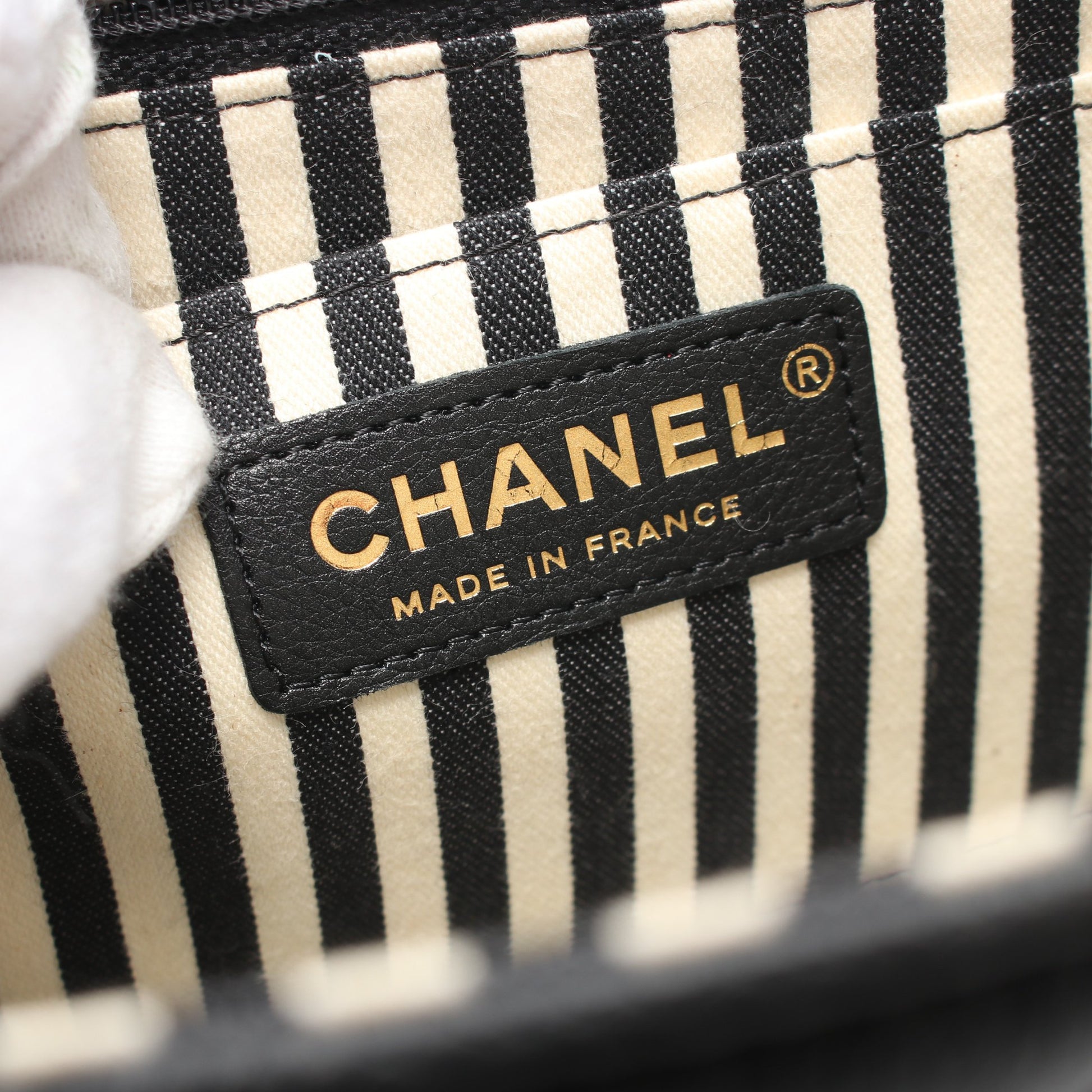 シェブロン Vステッチ チェーンショルダーバッグ レザー ブラック ゴールド金具 シャネル バッグ CHANEL