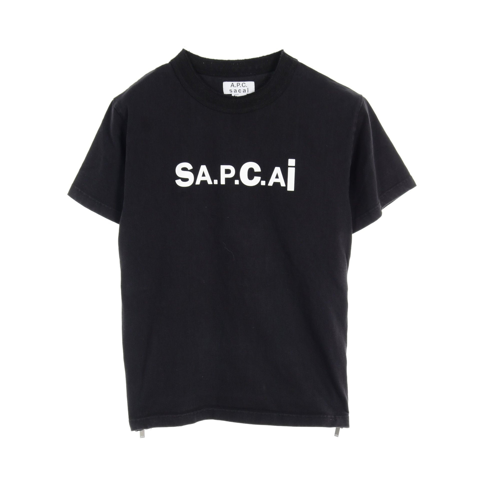 A.P.C. × Sacai Tシャツ クルーネック ロゴプリント コットン ブラック サイドジップ アーペーセー トップス A.P.C.