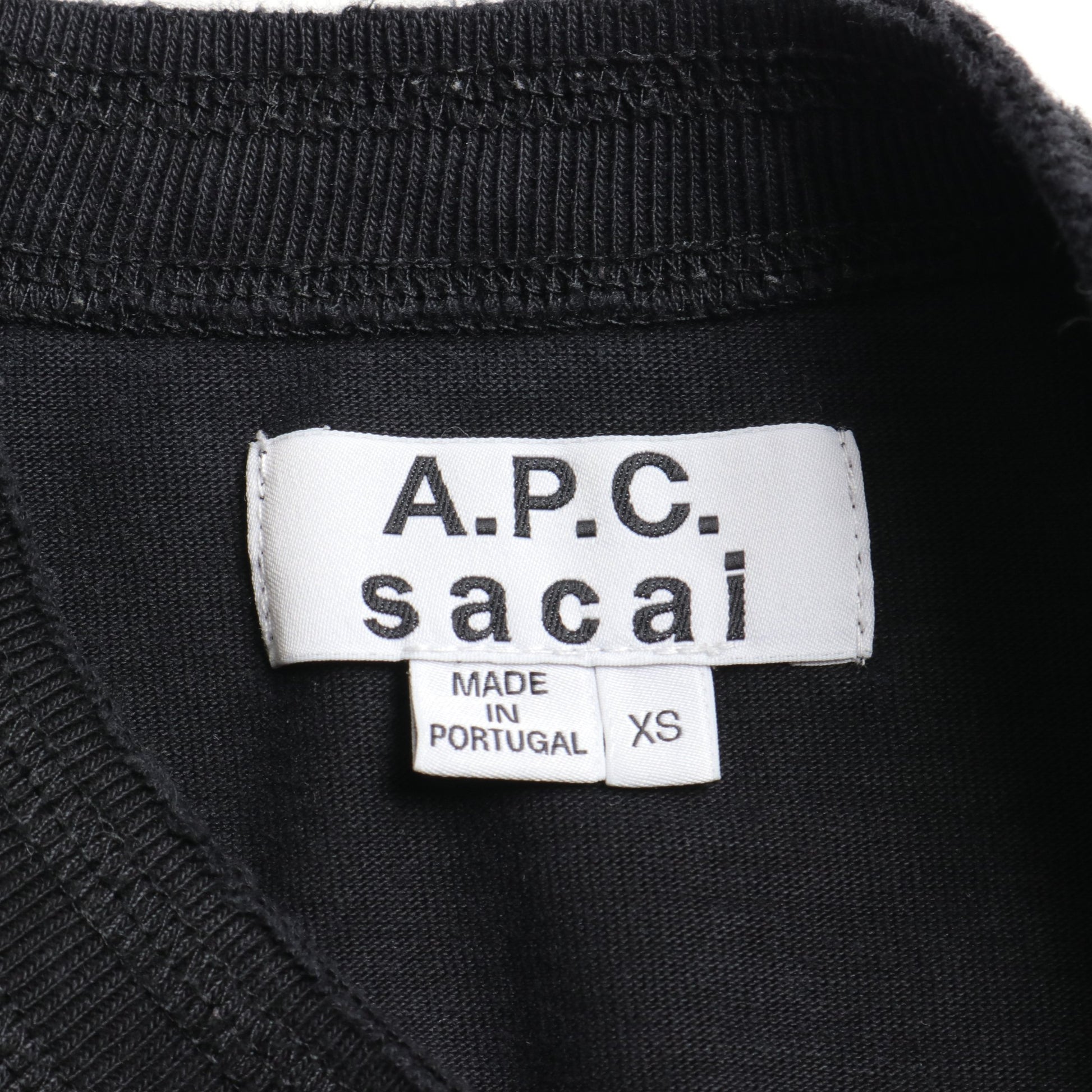 A.P.C. × Sacai Tシャツ クルーネック ロゴプリント コットン ブラック サイドジップ アーペーセー トップス A.P.C.