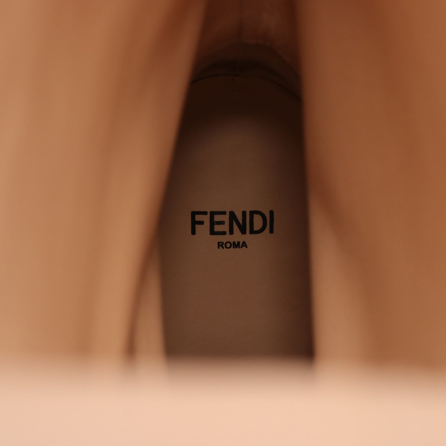 カーリグラフィ ロング ブーツ レザー ピンクベージュ フェンディ シューズ FENDI