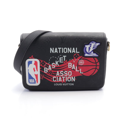 LOUIS VUITTON × NBA ステュディオ メッセンジャー モノグラムアンプラント ショルダーバッグ レザー ブラック マルチカラー ルイヴィトン バッグ LOUIS VUITTON