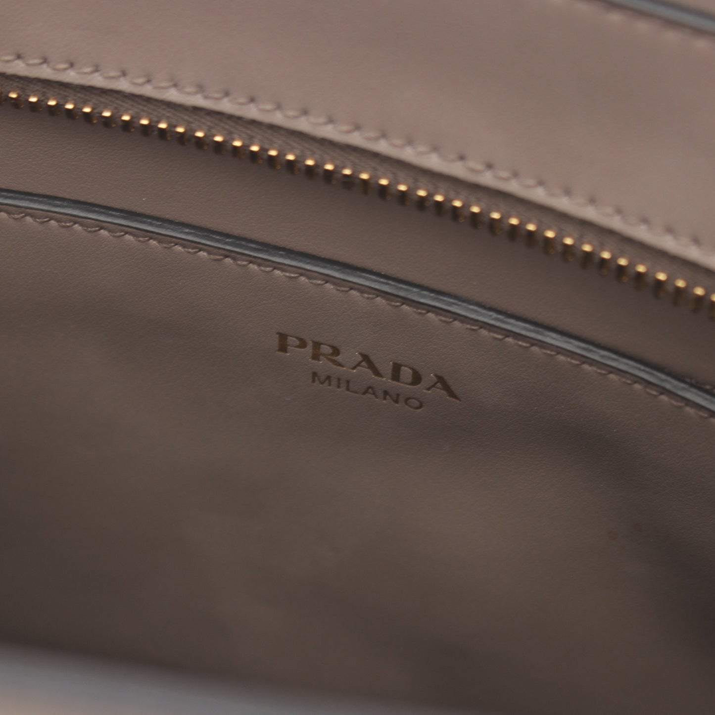 SAFFIANO + SOFT C ハンドバッグ サフィアーノレザー グレーベージュ 2WAY プラダ バッグ PRADA