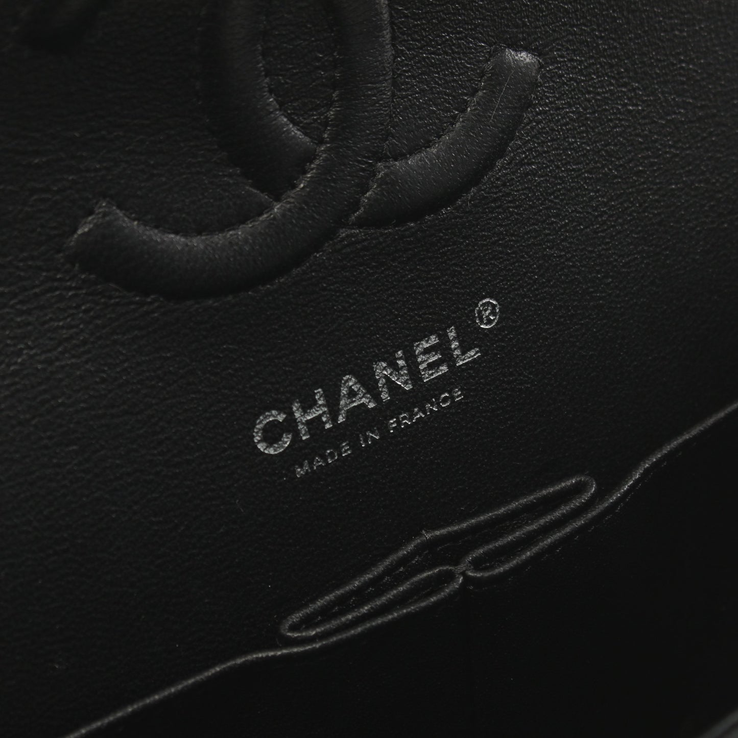シェブロン Vステッチ Wフラップ Wチェーンショルダーバッグ キャビアスキン ブラック シルバー金具 シャネル バッグ CHANEL