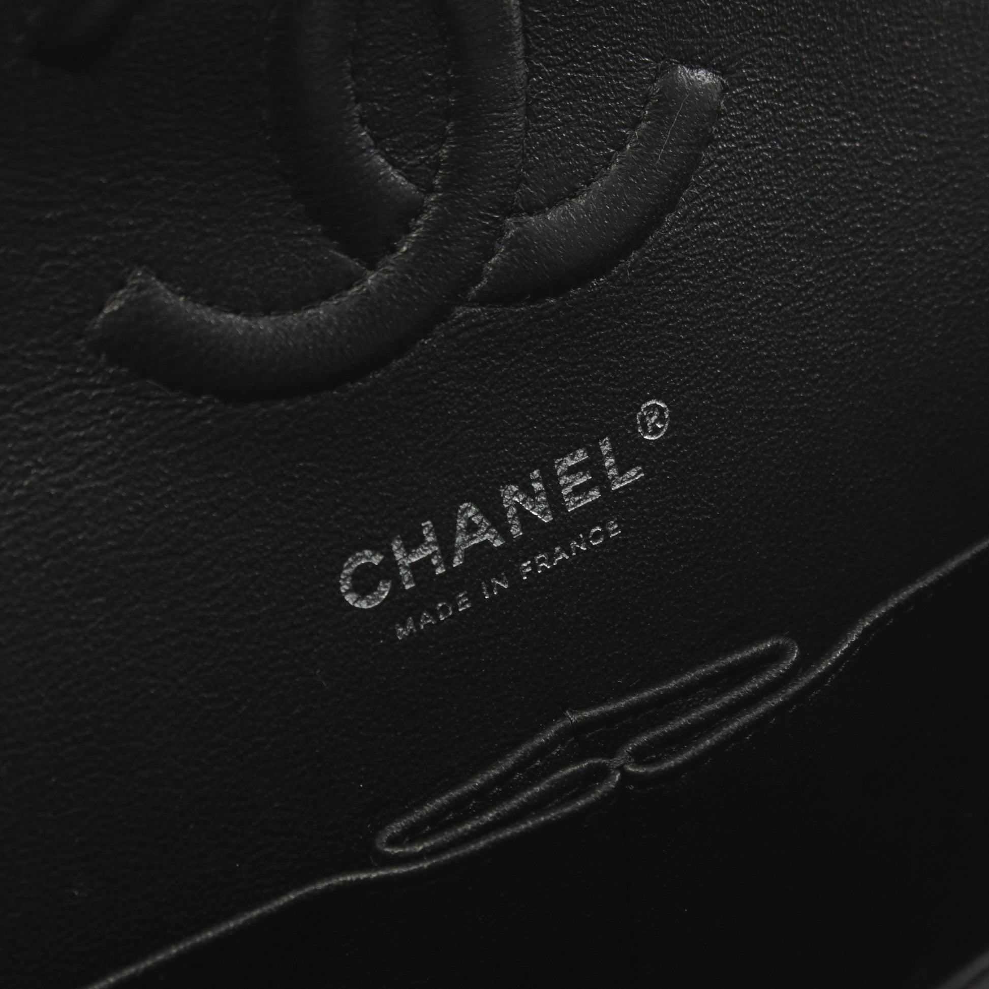シェブロン Vステッチ Wフラップ Wチェーンショルダーバッグ キャビアスキン ブラック シルバー金具 シャネル バッグ CHANEL