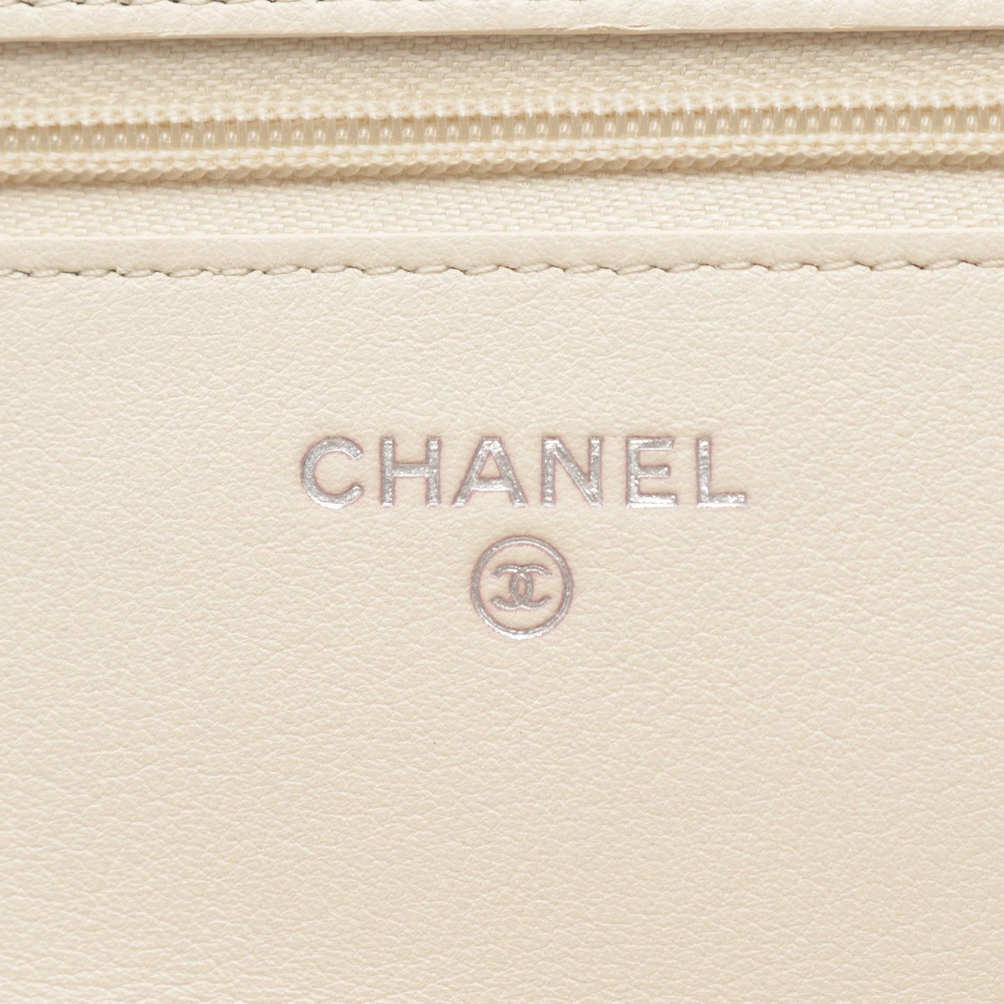 Vステッチ シェブロン チェーンウォレット レザー ライトベージュ シルバー金具 シャネル バッグ CHANEL