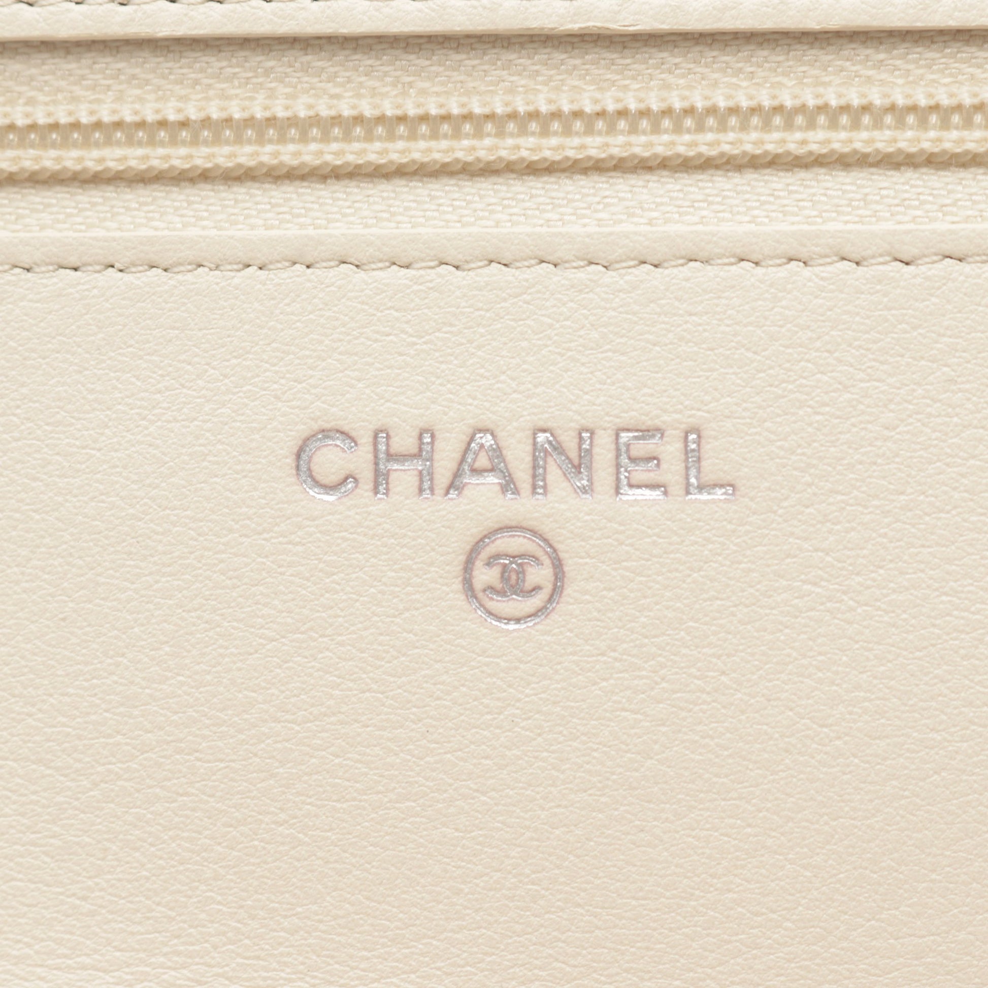 Vステッチ シェブロン チェーンウォレット レザー ライトベージュ シルバー金具 シャネル バッグ CHANEL