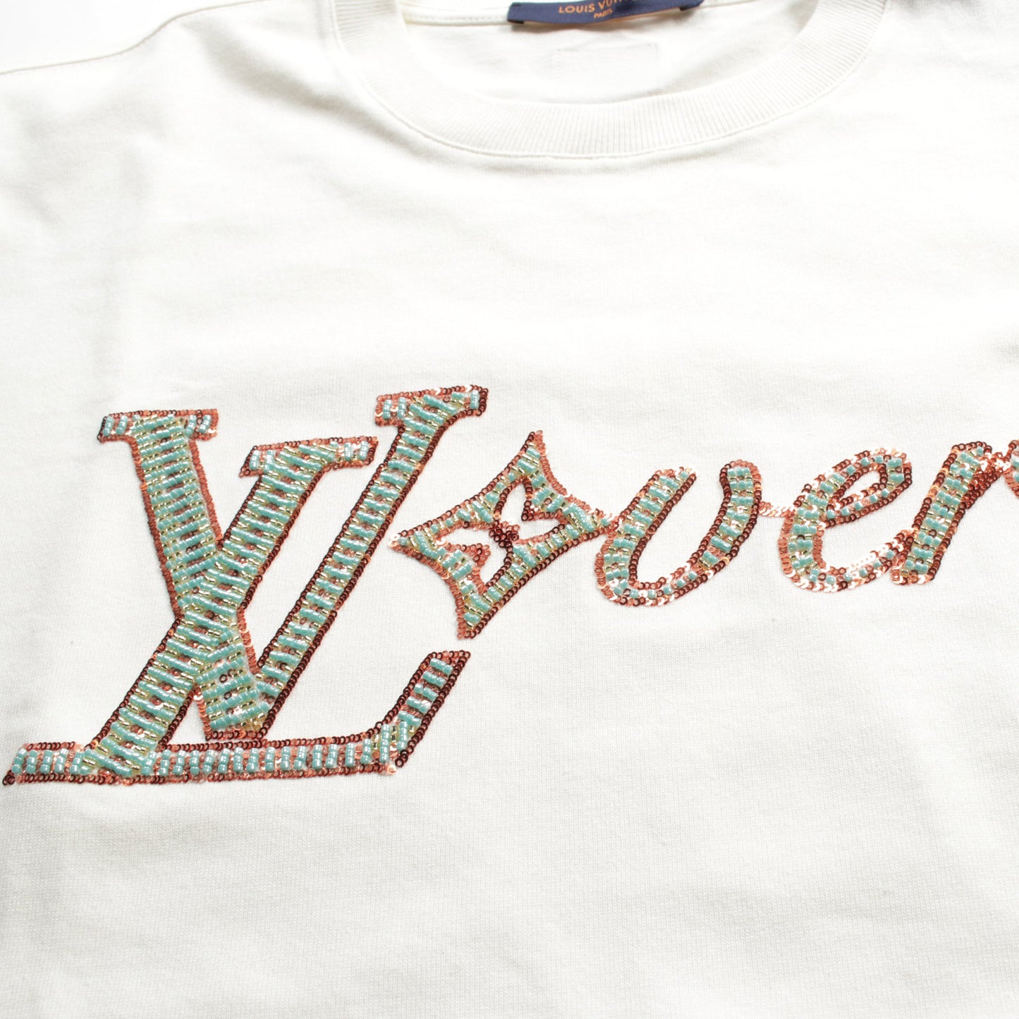 LVLovers エンブロイダード ショートスリーブ Tシャツ クルーネック ビーズ刺繍 コットン オフホワイト 24AW ルイヴィトン トップス LOUIS VUITTON