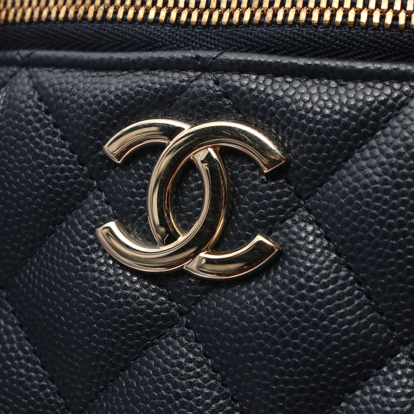 マトラッセ チェーンショルダーバッグ キャビアスキン ネイビー ゴールド金具 シャネル バッグ CHANEL