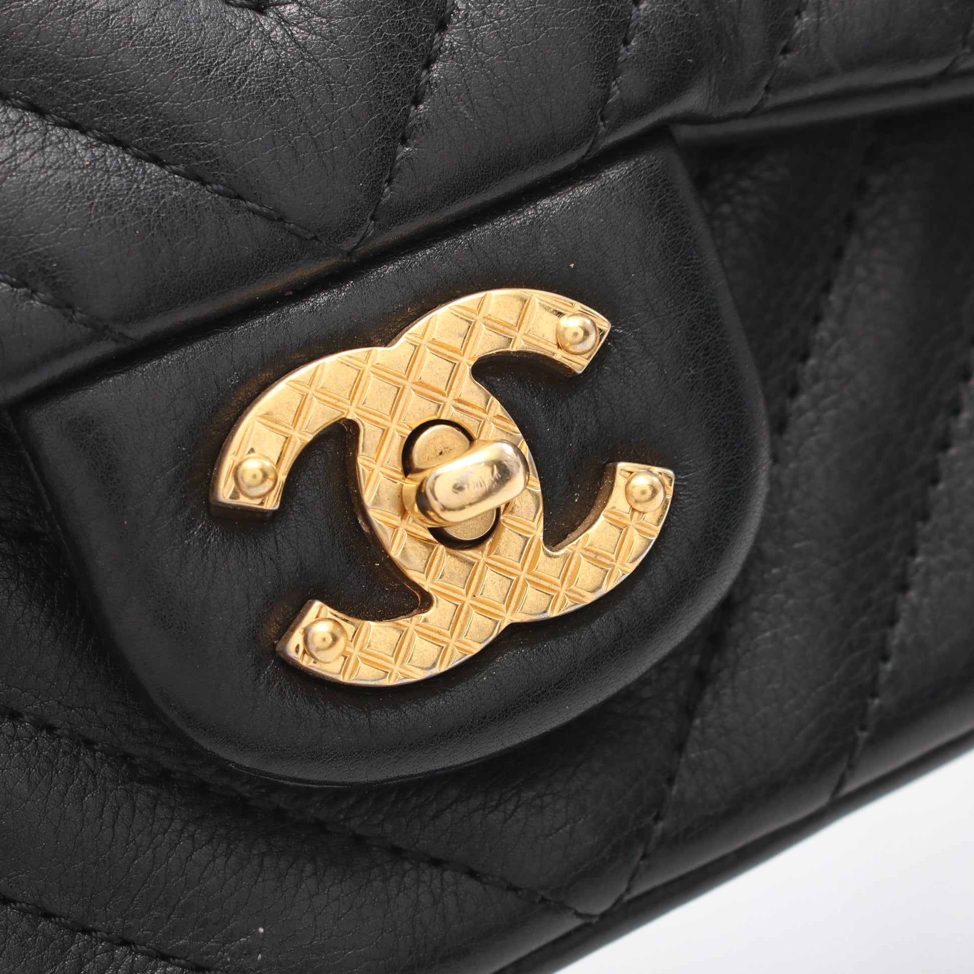 Vステッチ Wチェーンショルダーバッグ ラムスキン ブラック ゴールド金具 シャネル バッグ CHANEL