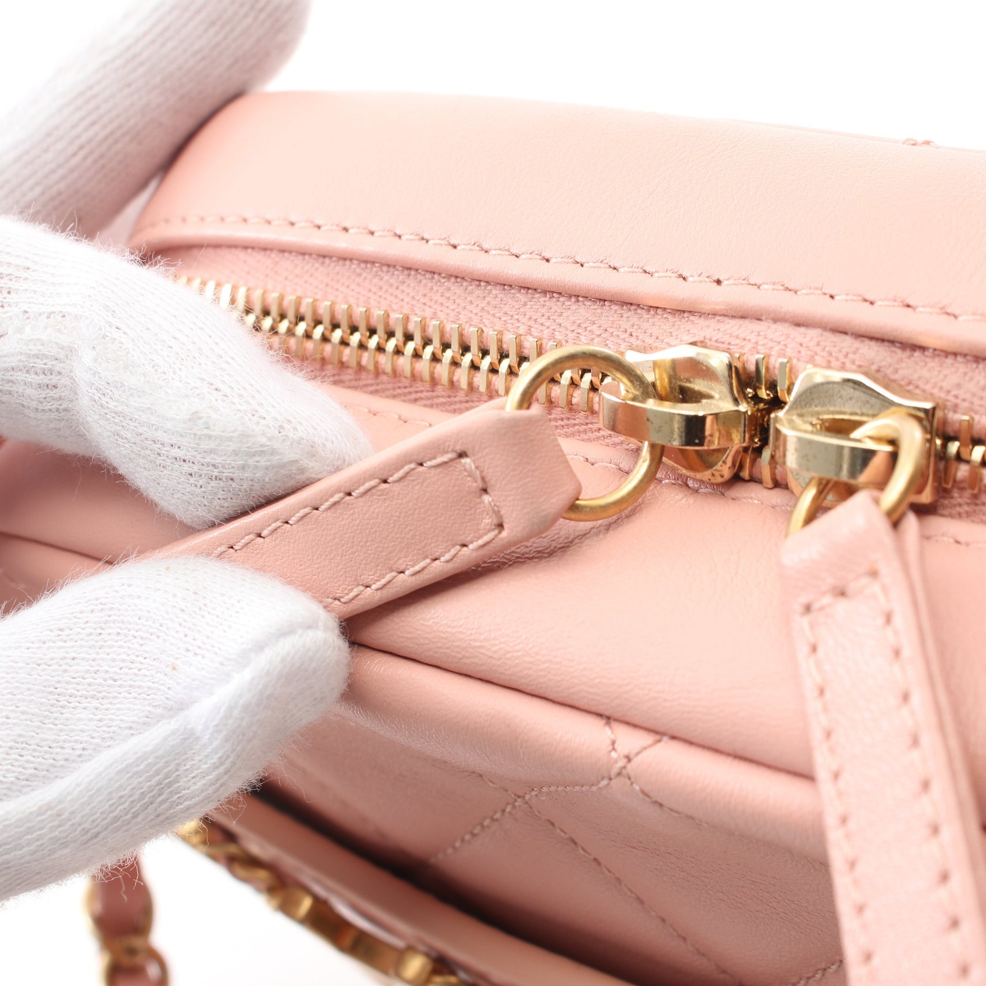 マトラッセ ロゴカメラバッグ チェーンショルダーバッグ レザー ライトピンク ゴールド金具 シャネル バッグ CHANEL