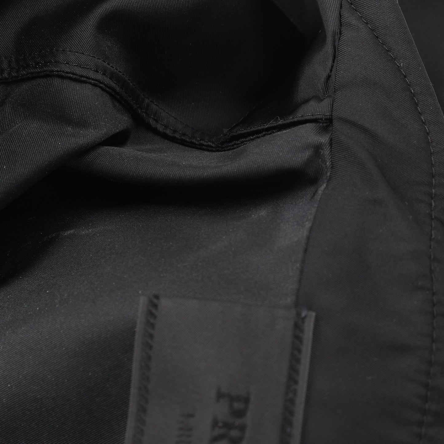 RE-NYLON シャツ 半袖 ナイロン ブラック 三角プレート プラダ トップス PRADA