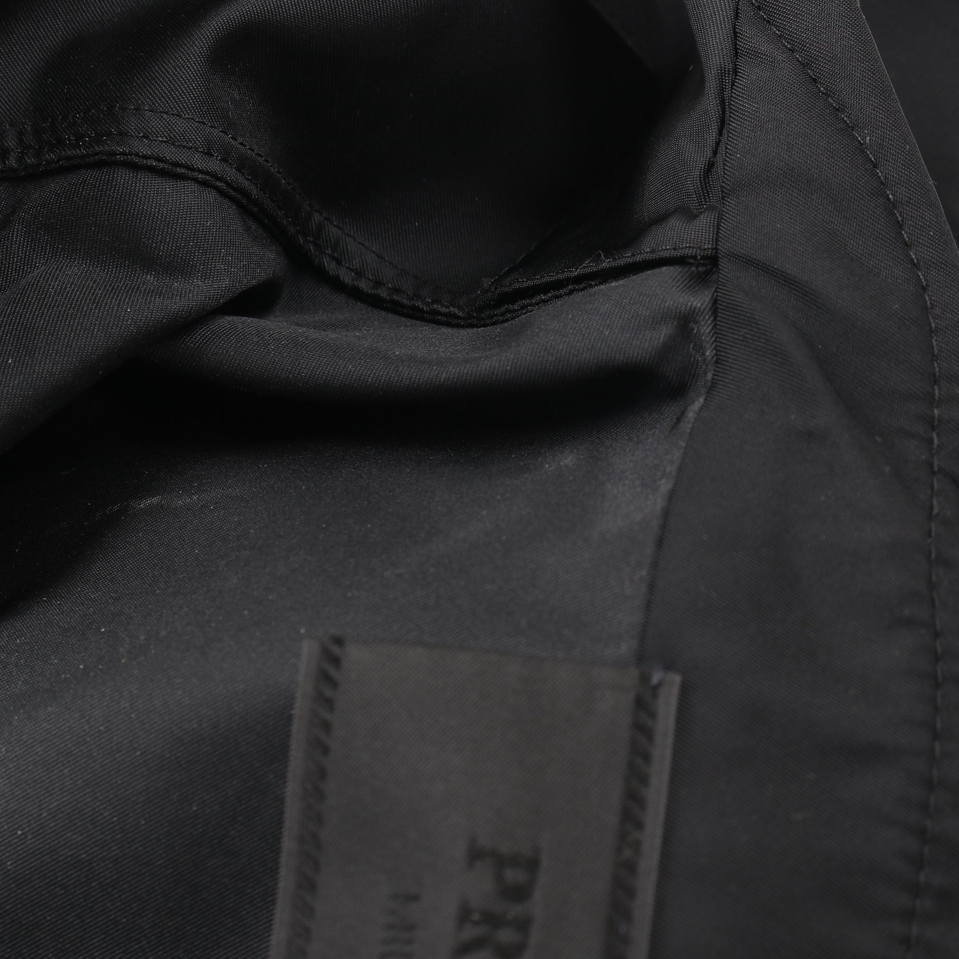 RE-NYLON シャツ 半袖 ナイロン ブラック 三角プレート プラダ トップス PRADA