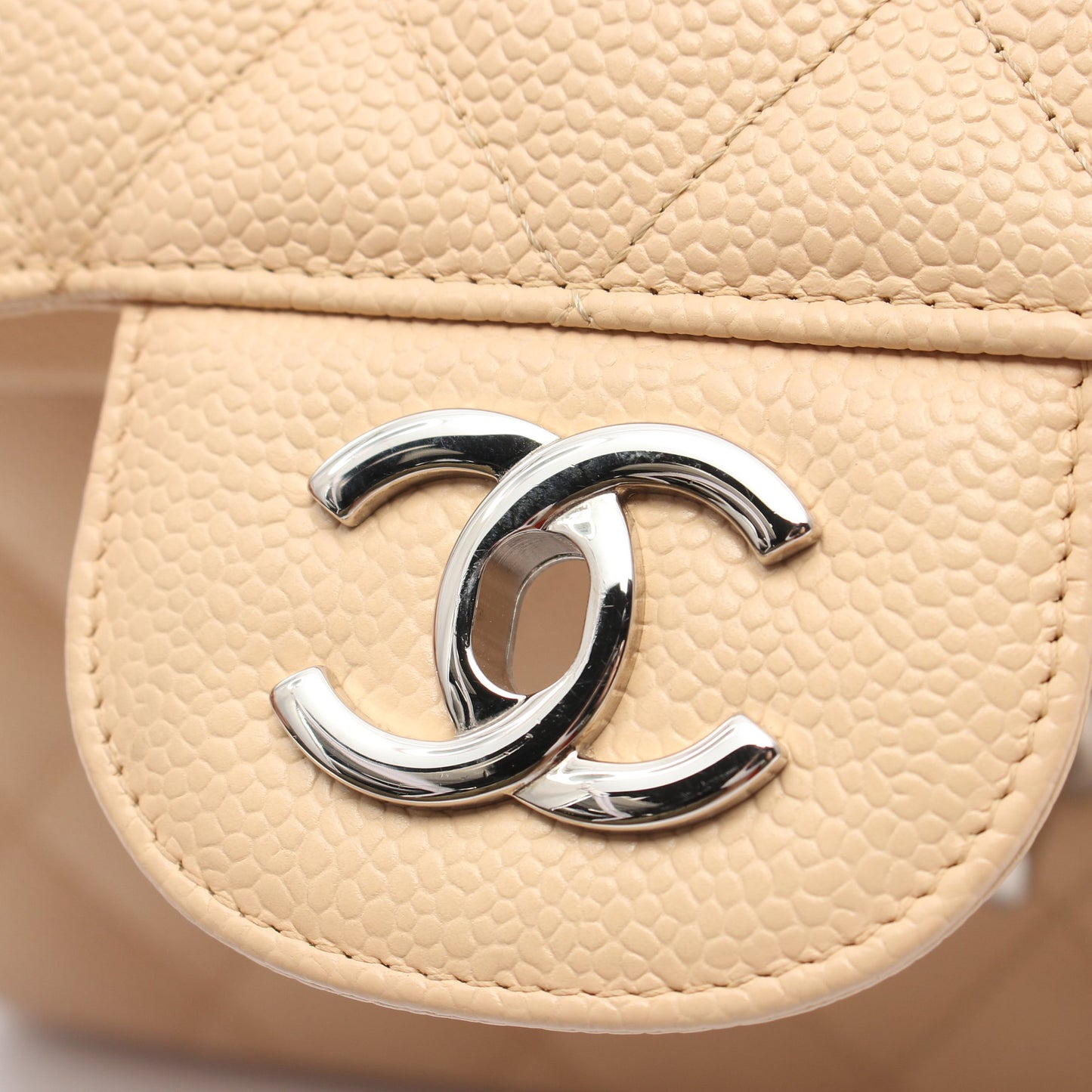 デカマトラッセ30 クラシック ラージ Wフラップ Wチェーンショルダーバッグ キャビアスキン ベージュ - シャネル バッグ CHANEL