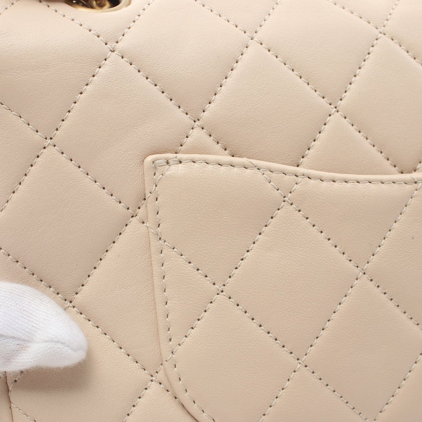 マトラッセ チェーンショルダーバッグ ラムスキン ピンクベージュ ゴールド金具 シャネル バッグ CHANEL