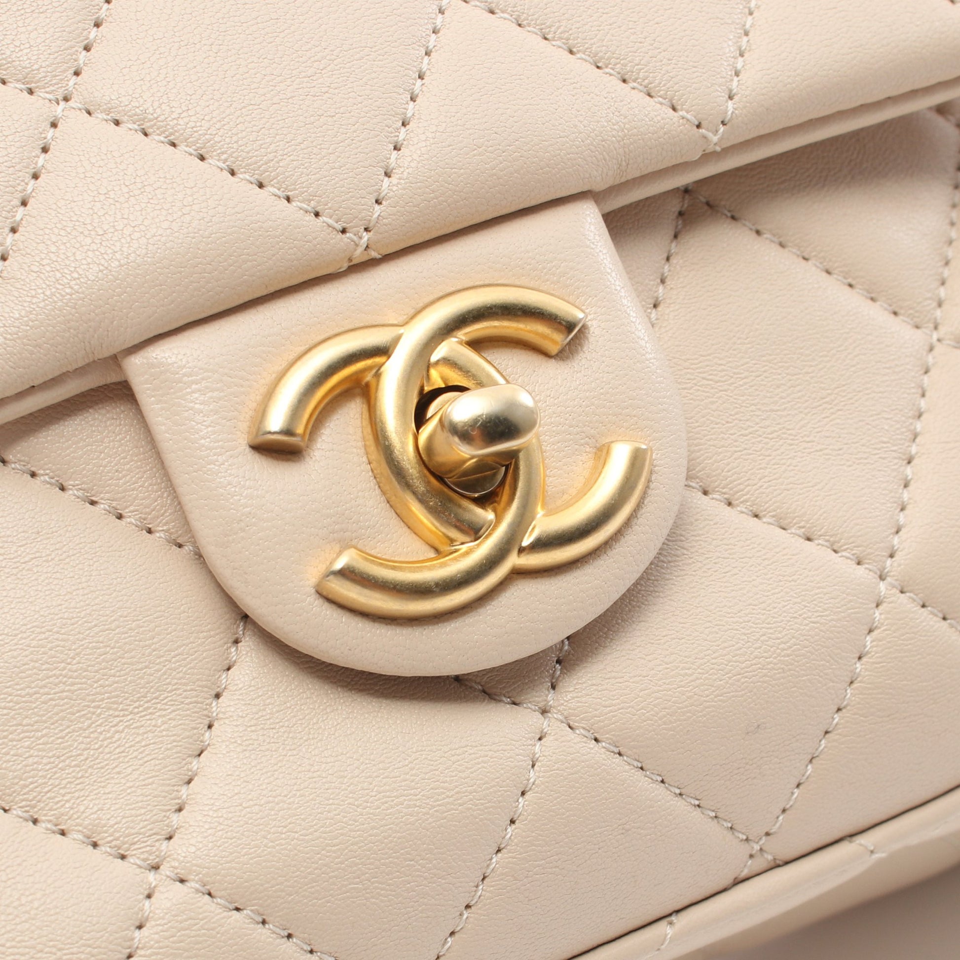 マトラッセ チェーンショルダーバッグ ラムスキン ピンクベージュ ゴールド金具 シャネル バッグ CHANEL