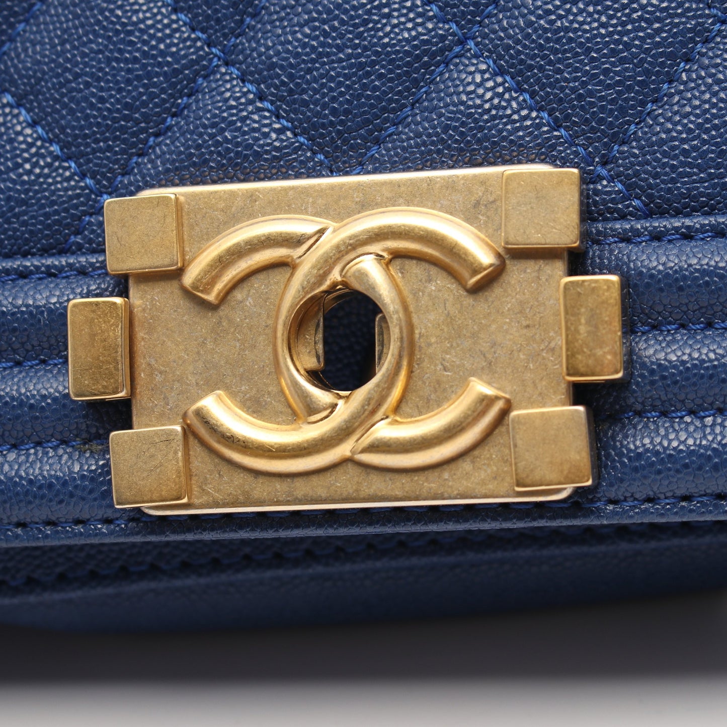 ボーイシャネル スモール チェーンショルダーバッグ キャビアスキン ブルー ゴールド金具 シャネル バッグ CHANEL