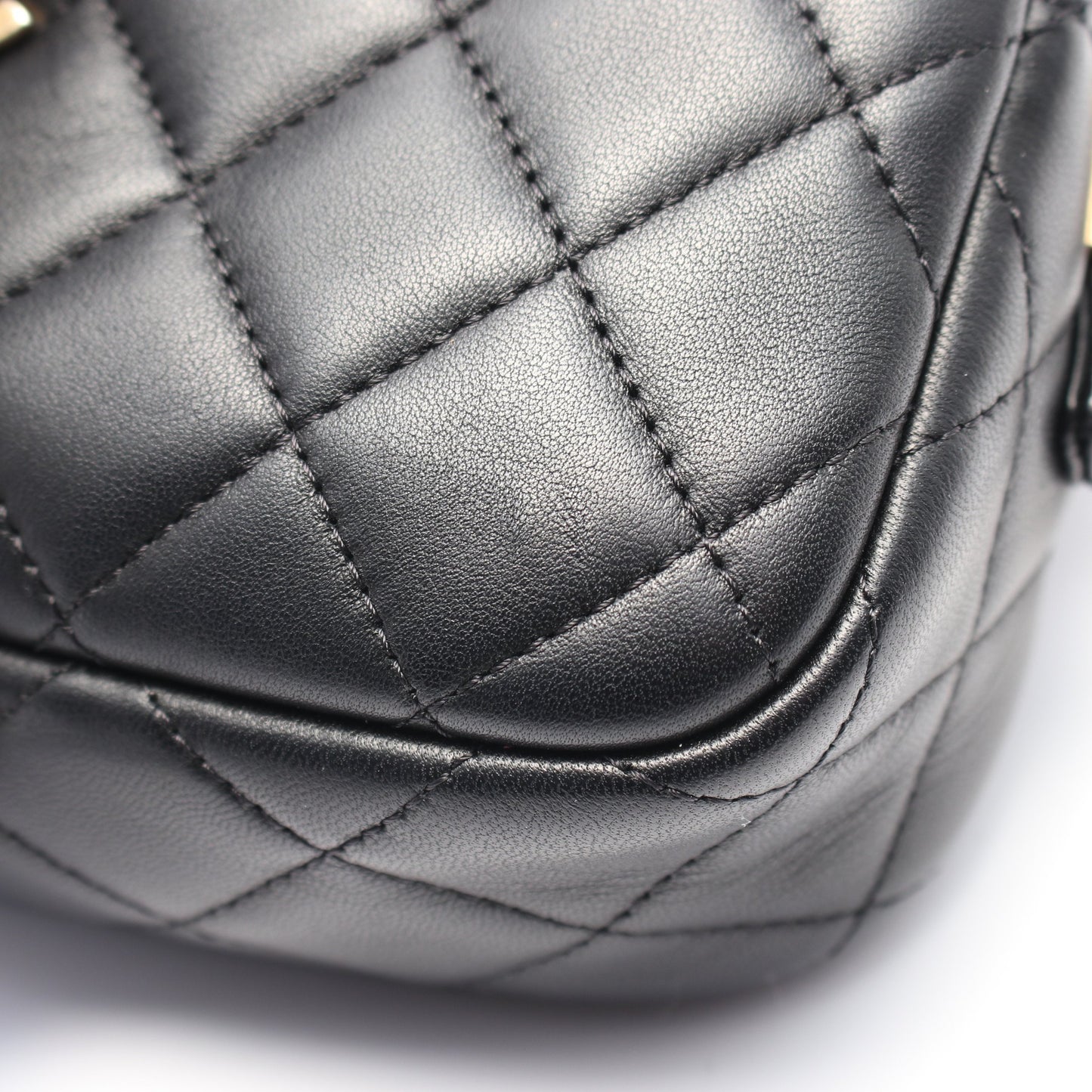 マトラッセ カメラバッグ チェーンショルダーバッグ ラムスキン ブラック ゴールド金具 シャネル バッグ CHANEL