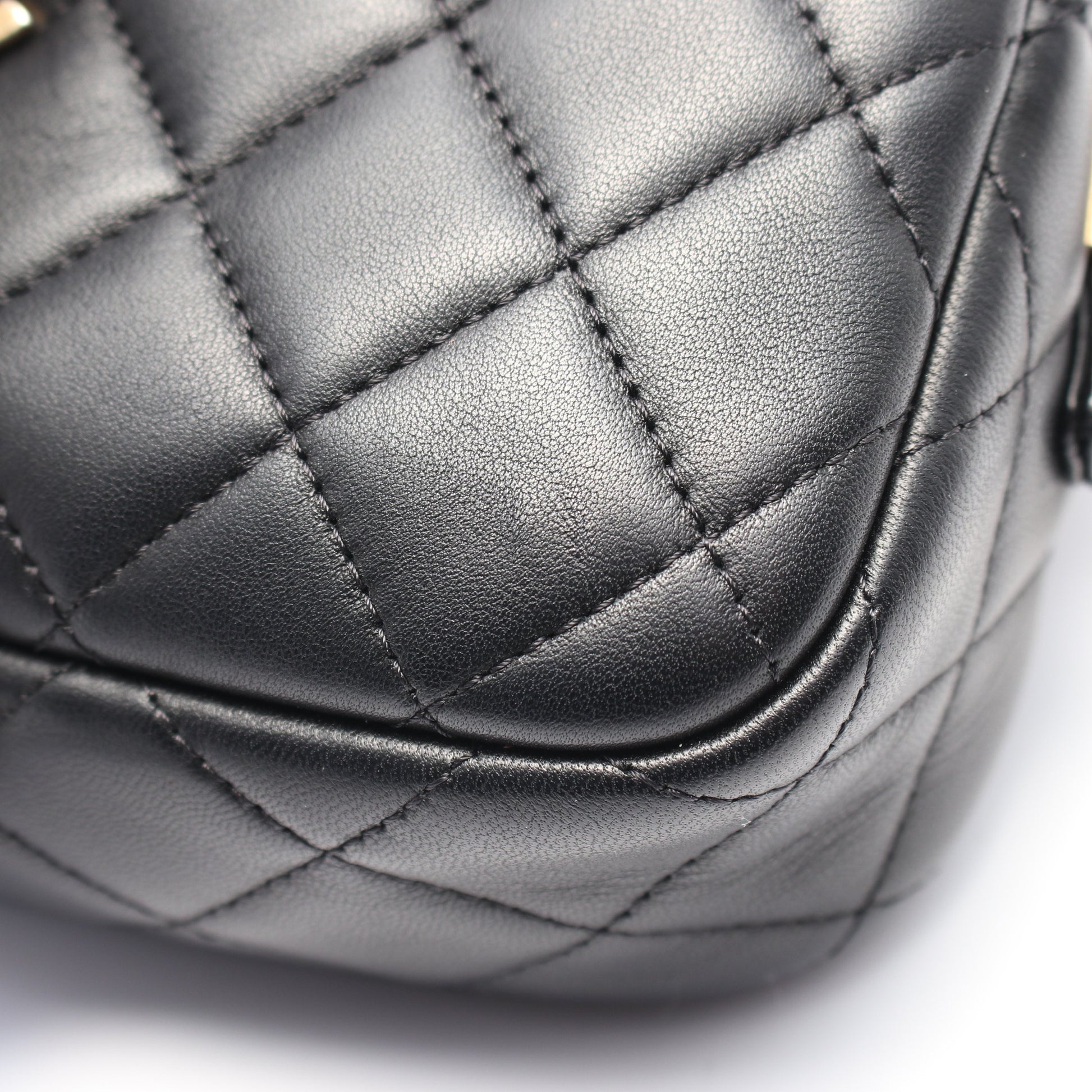 マトラッセ カメラバッグ チェーンショルダーバッグ ラムスキン ブラック ゴールド金具 シャネル バッグ CHANEL