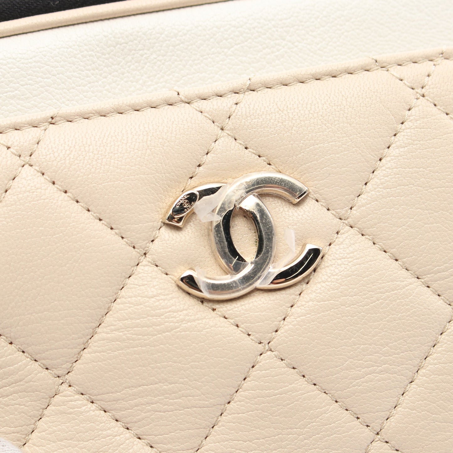マトラッセ ボディバッグ ウエストバッグ レザー ライトベージュ ホワイト ブラック ゴールド金具 シャネル バッグ CHANEL