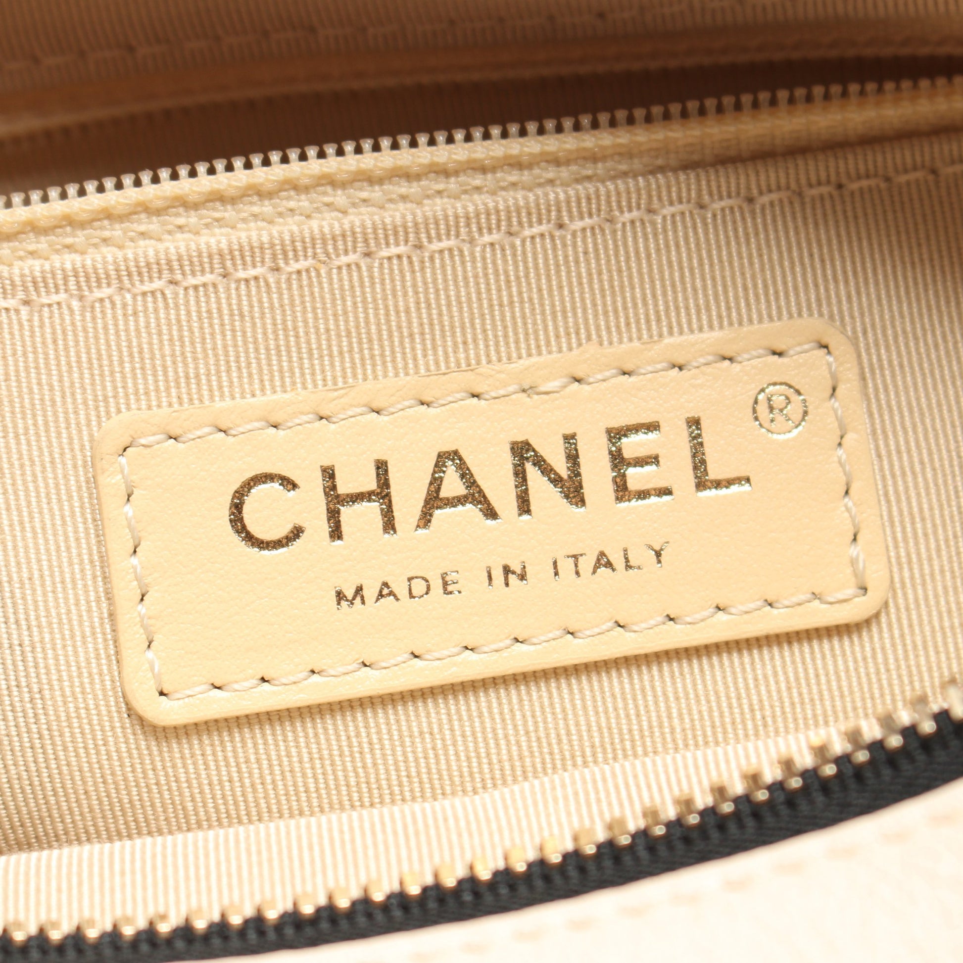 マトラッセ ボディバッグ ウエストバッグ レザー ライトベージュ ホワイト ブラック ゴールド金具 シャネル バッグ CHANEL