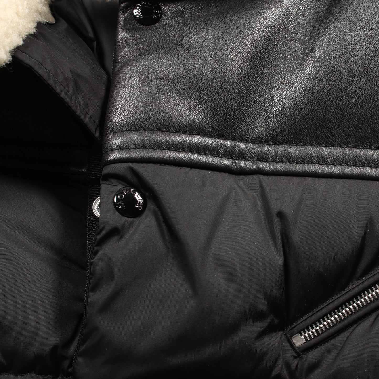 LEO ダウンジャケット ナイロン レザー ブラック ボア フード付き モンクレール アウター MONCLER