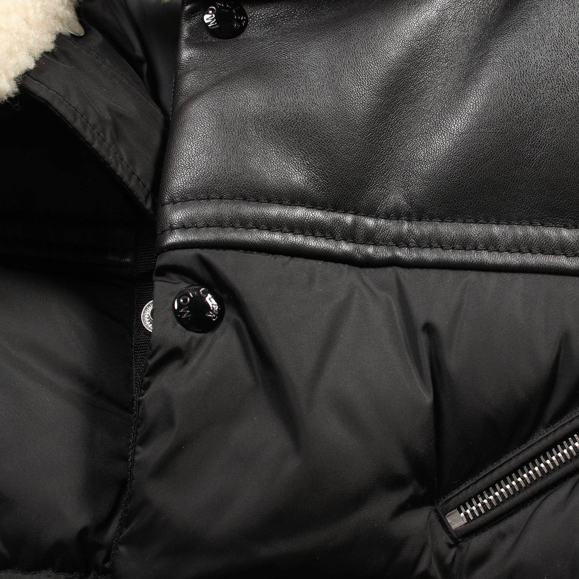LEO ダウンジャケット ナイロン レザー ブラック ボア フード付き モンクレール アウター MONCLER