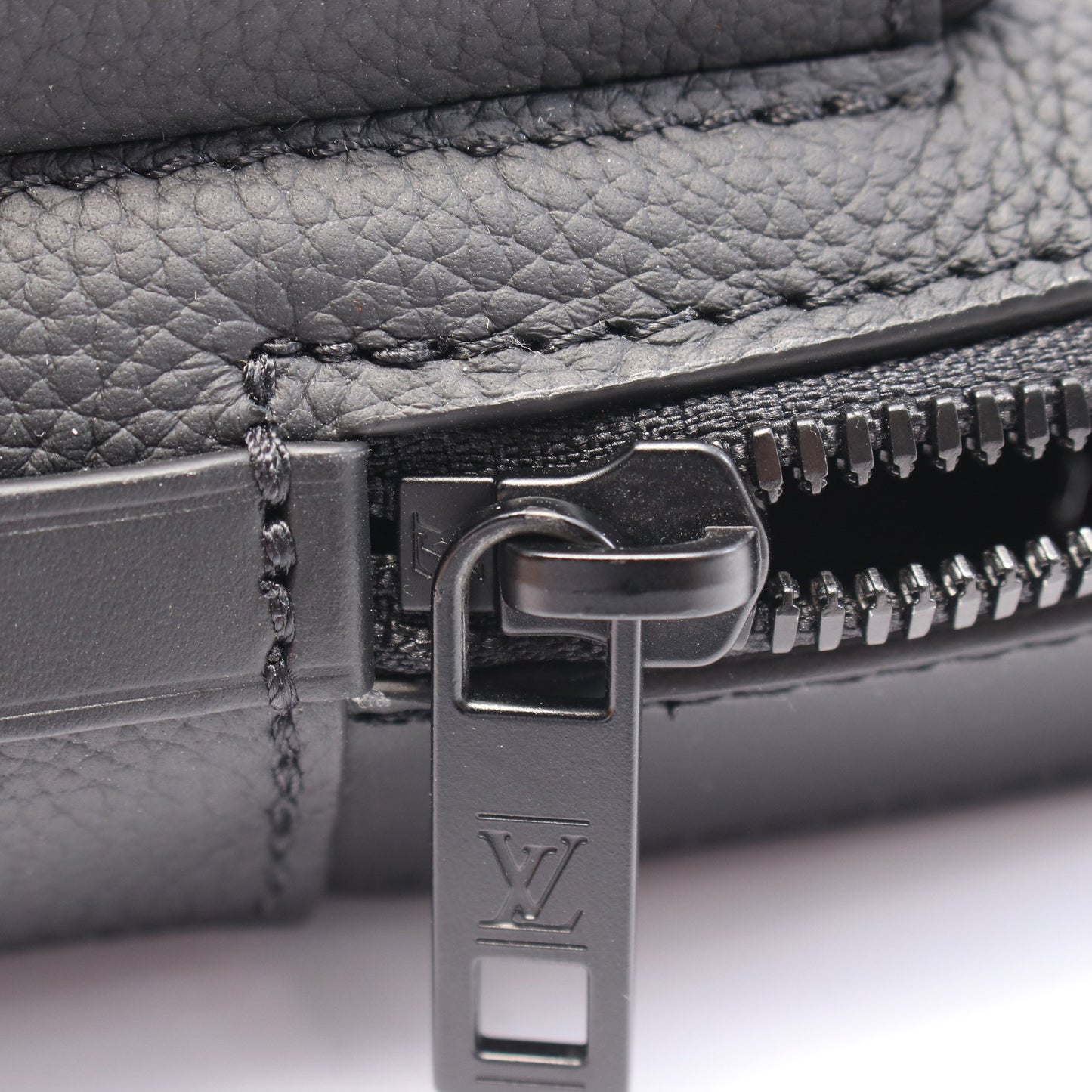 パイロット スリングバッグ ボディバッグ レザー ブラック ルイヴィトン バッグ LOUIS VUITTON