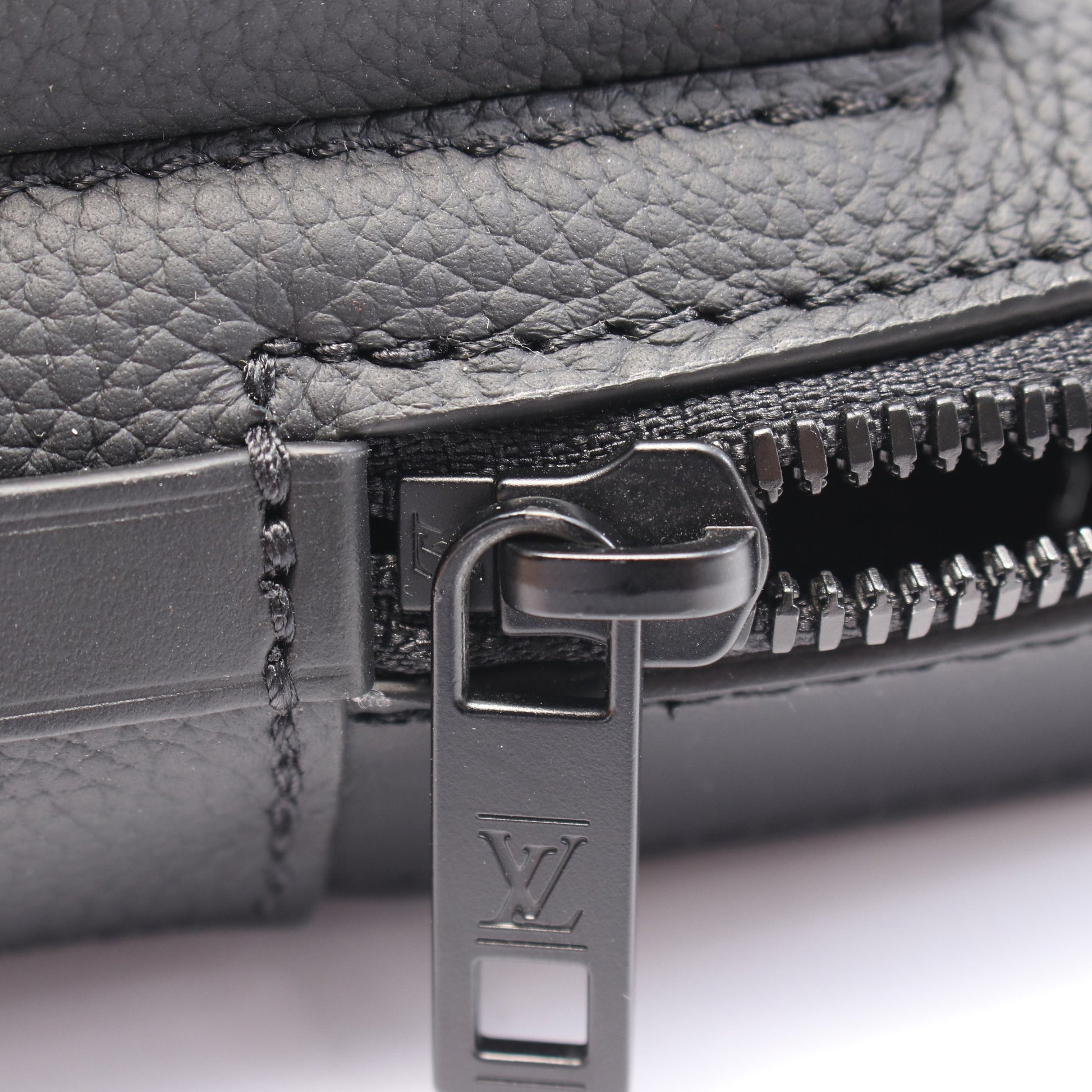 パイロット スリングバッグ ボディバッグ レザー ブラック ルイヴィトン バッグ LOUIS VUITTON