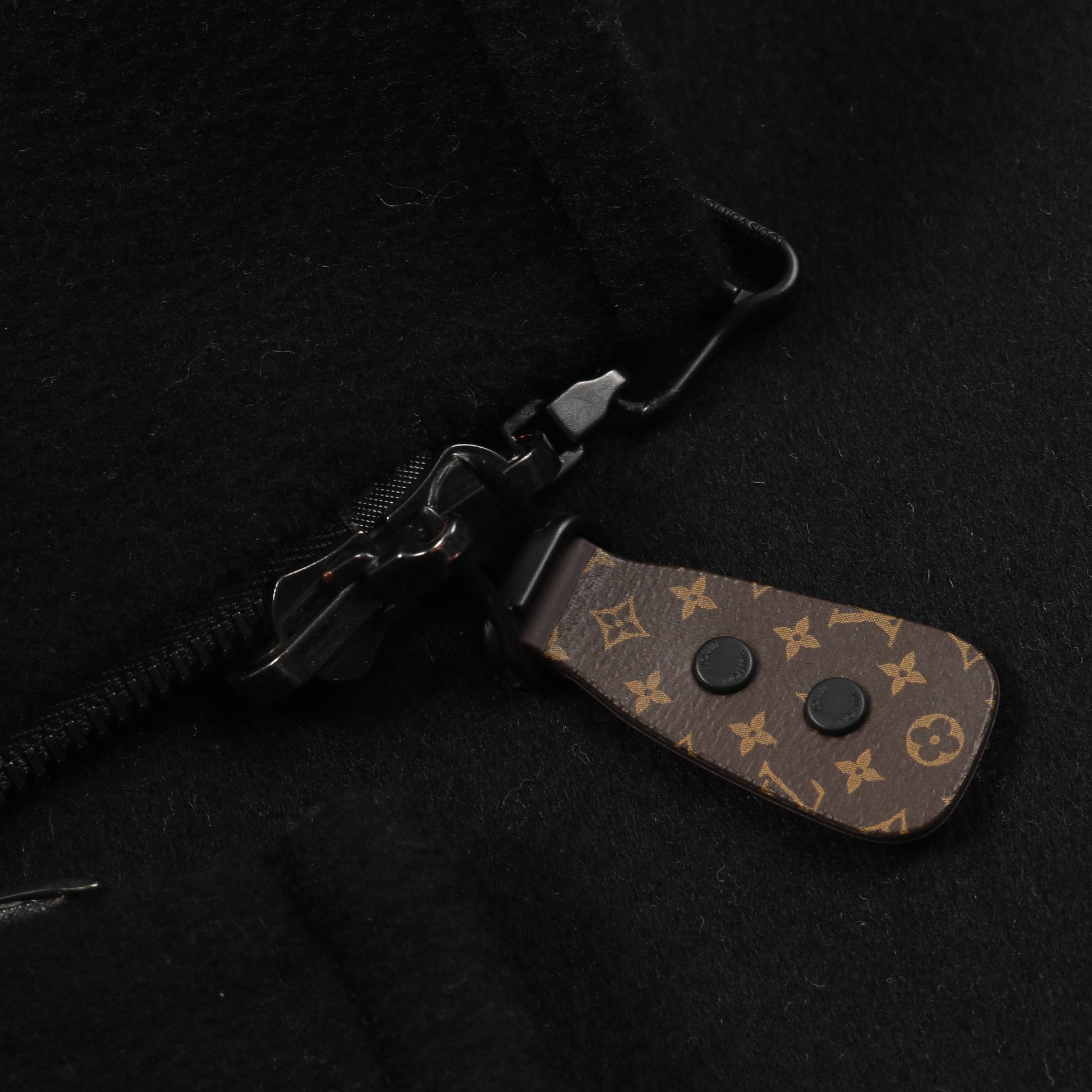 リブフードダブルフェイスケープ ポンチョ ウール シルク ブラック オフホワイト ジップアップ ルイヴィトン アウター LOUIS VUITTON