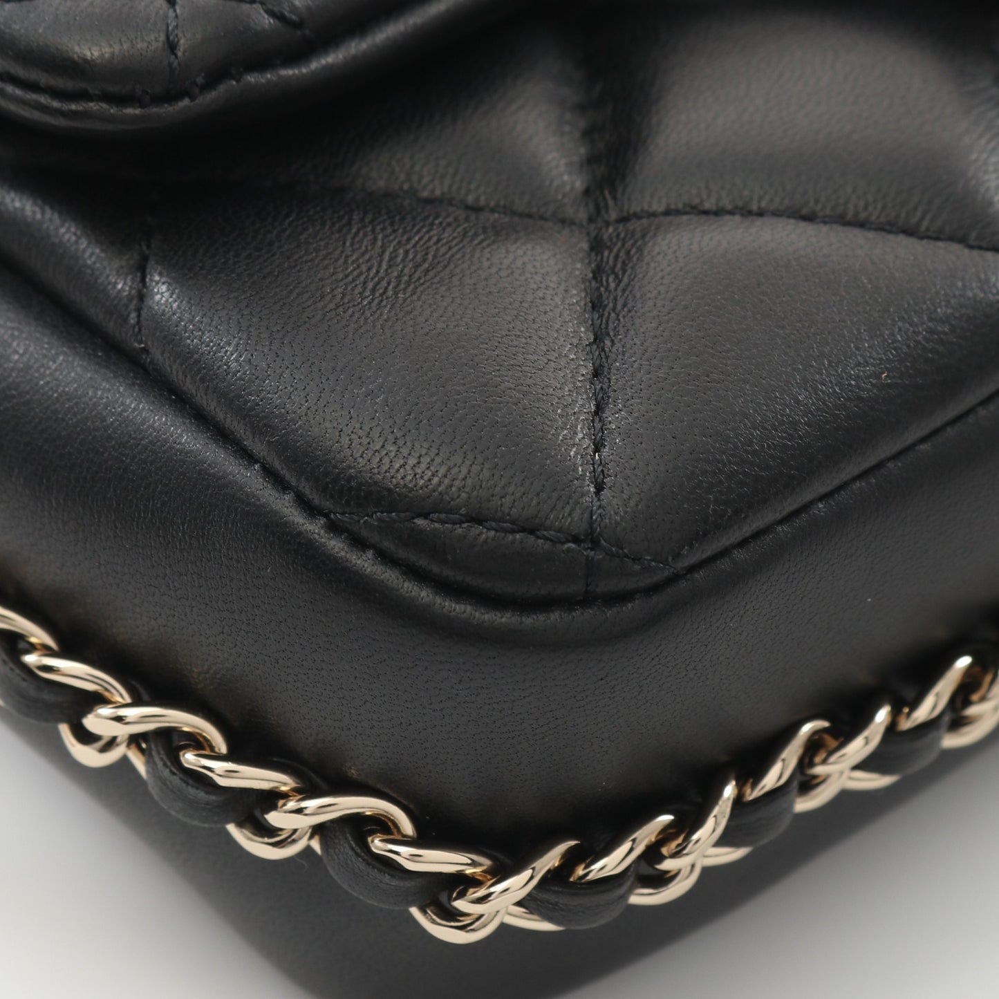 マトラッセ スモールフラップ パール チェーンショルダーバッグ ラムスキン ブラック ゴールド金具 シャネル バッグ CHANEL