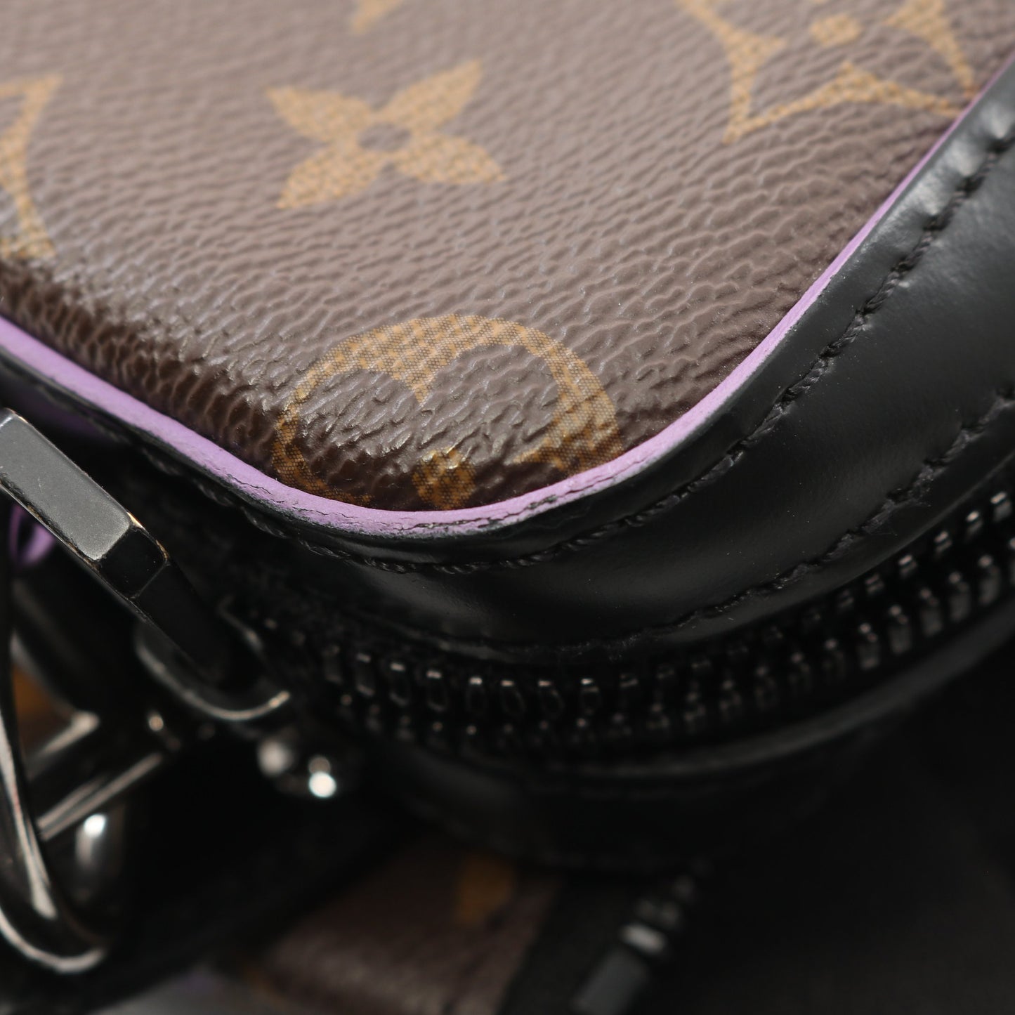 トリオ メッセンジャー モノグラムマカサー ショルダーバッグ PVC レザー ブラウン ブラック パープル ルイヴィトン バッグ LOUIS VUITTON