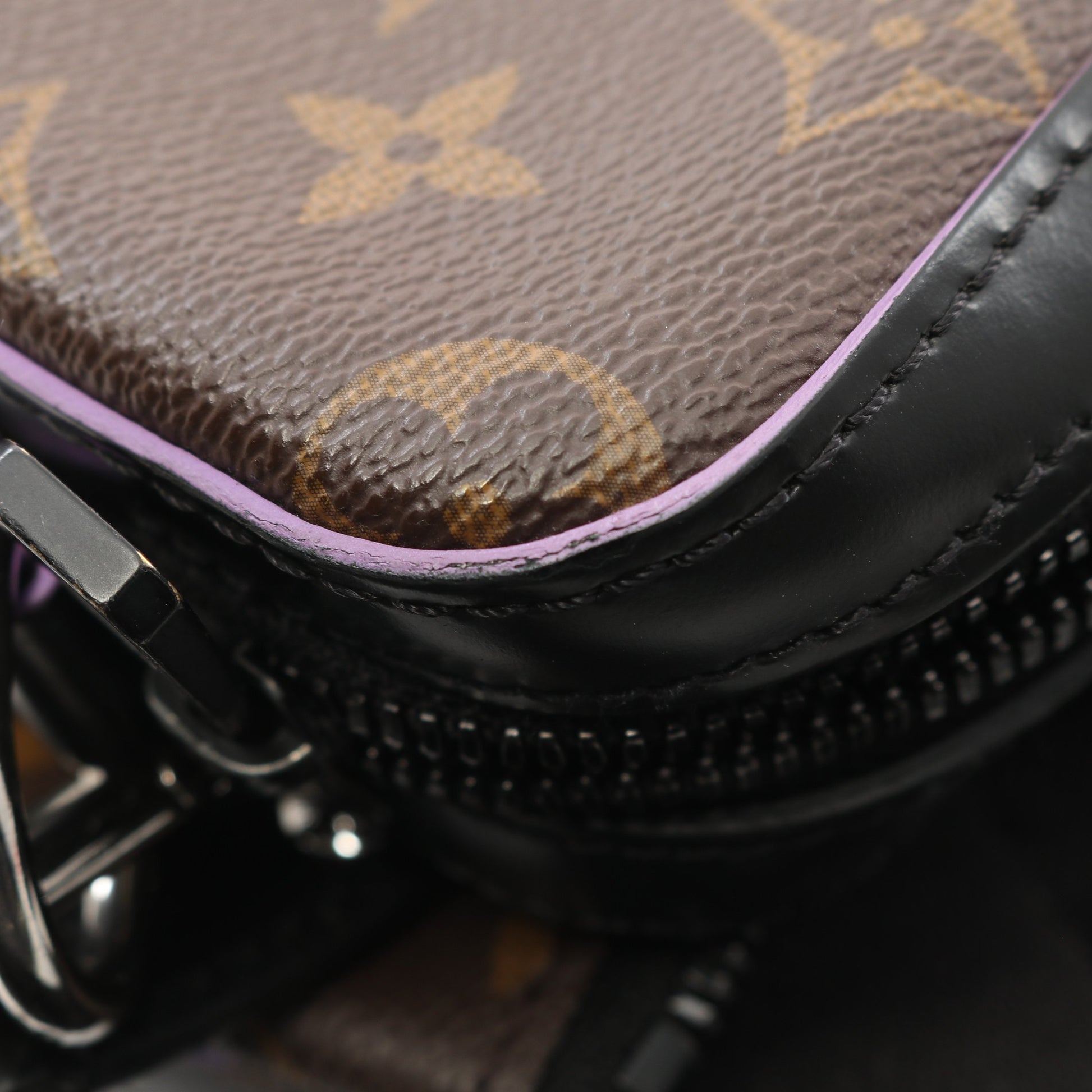 トリオ メッセンジャー モノグラムマカサー ショルダーバッグ PVC レザー ブラウン ブラック パープル ルイヴィトン バッグ LOUIS VUITTON