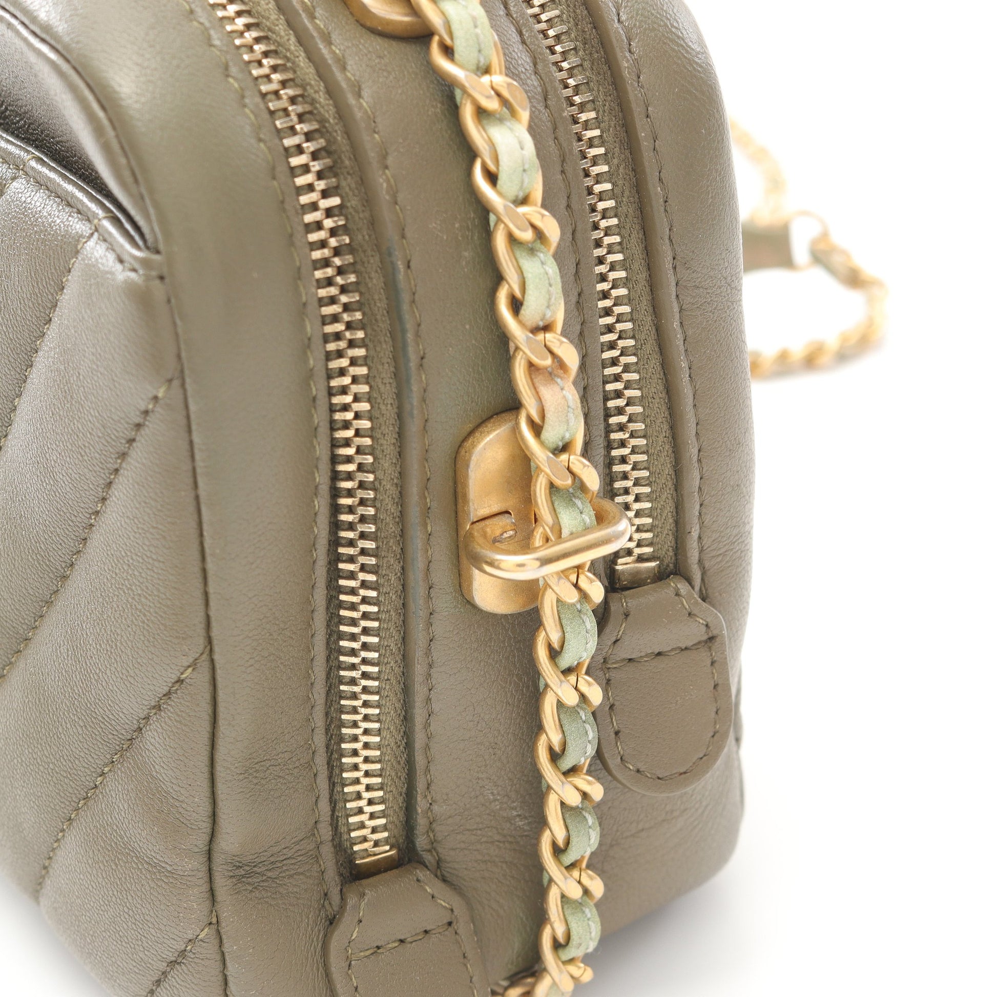 シェブロン Vステッチ チェーンショルダーバッグ ラムスキン カーキグリーン ゴールド金具 シャネル バッグ CHANEL