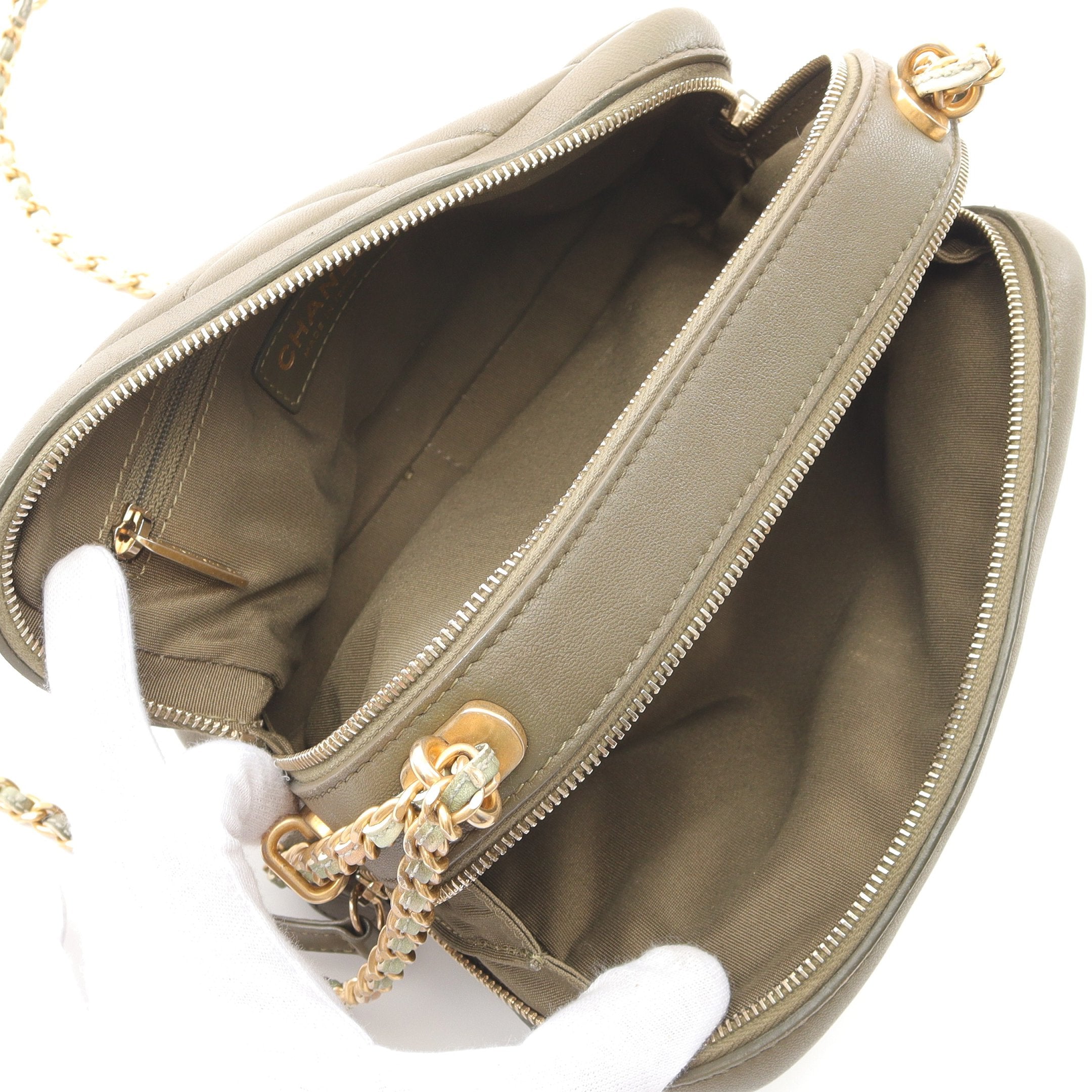 シェブロン Vステッチ チェーンショルダーバッグ ラムスキン カーキ