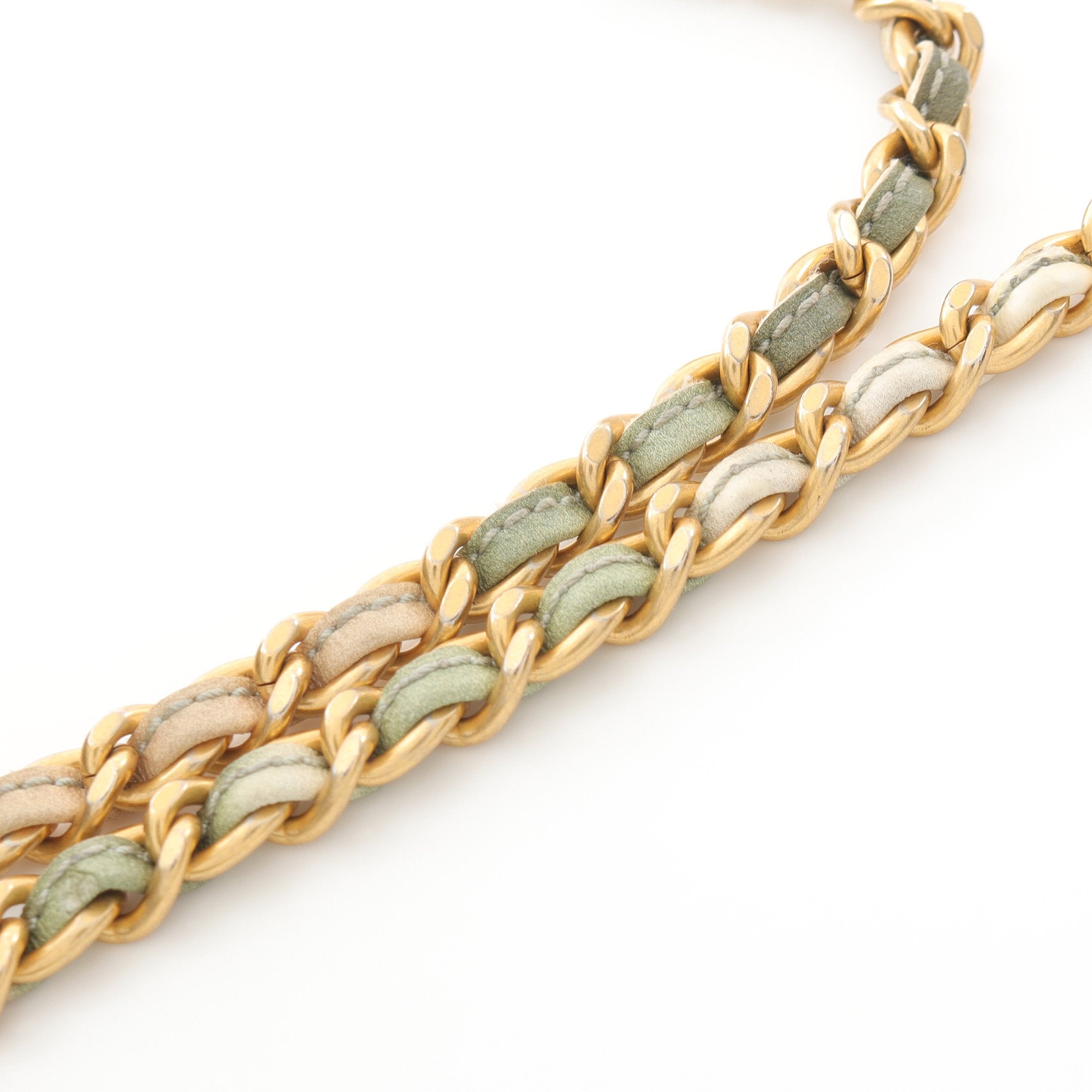 シャネル シェブロン Vステッチ チェーン ショルダー バッグ ゴールド ラム シェブロン Vステッチ チェーンショルダーバッグ ラムスキン カーキ