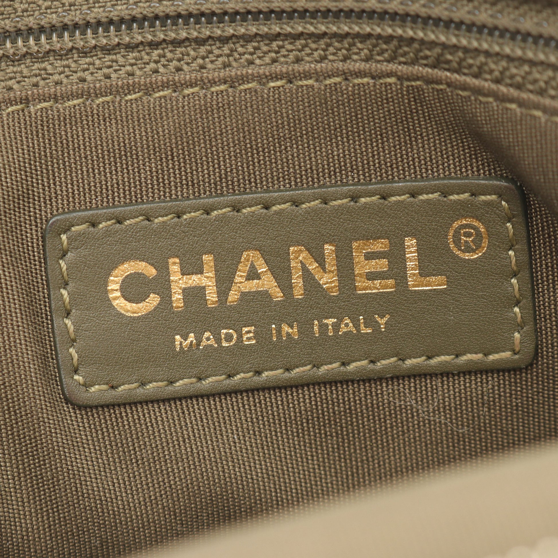 シェブロン Vステッチ チェーンショルダーバッグ ラムスキン カーキグリーン ゴールド金具 シャネル バッグ CHANEL